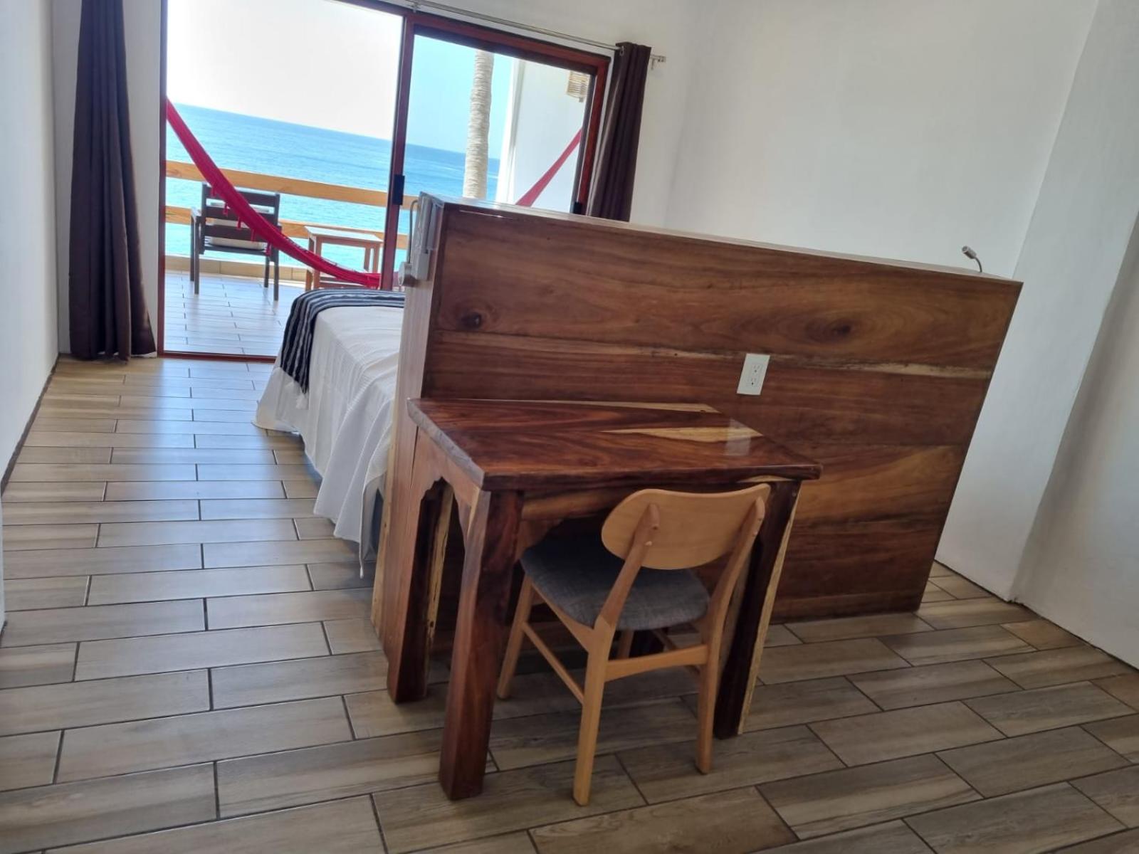 Deluxe Double Room with Balcony and Sea View photo 2