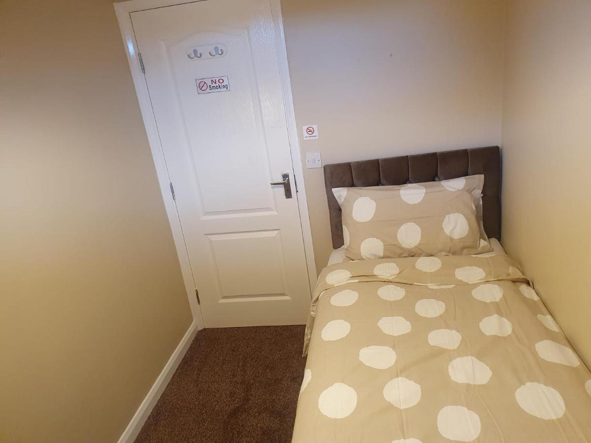 Single Room with Shared Bathroom photo 1
