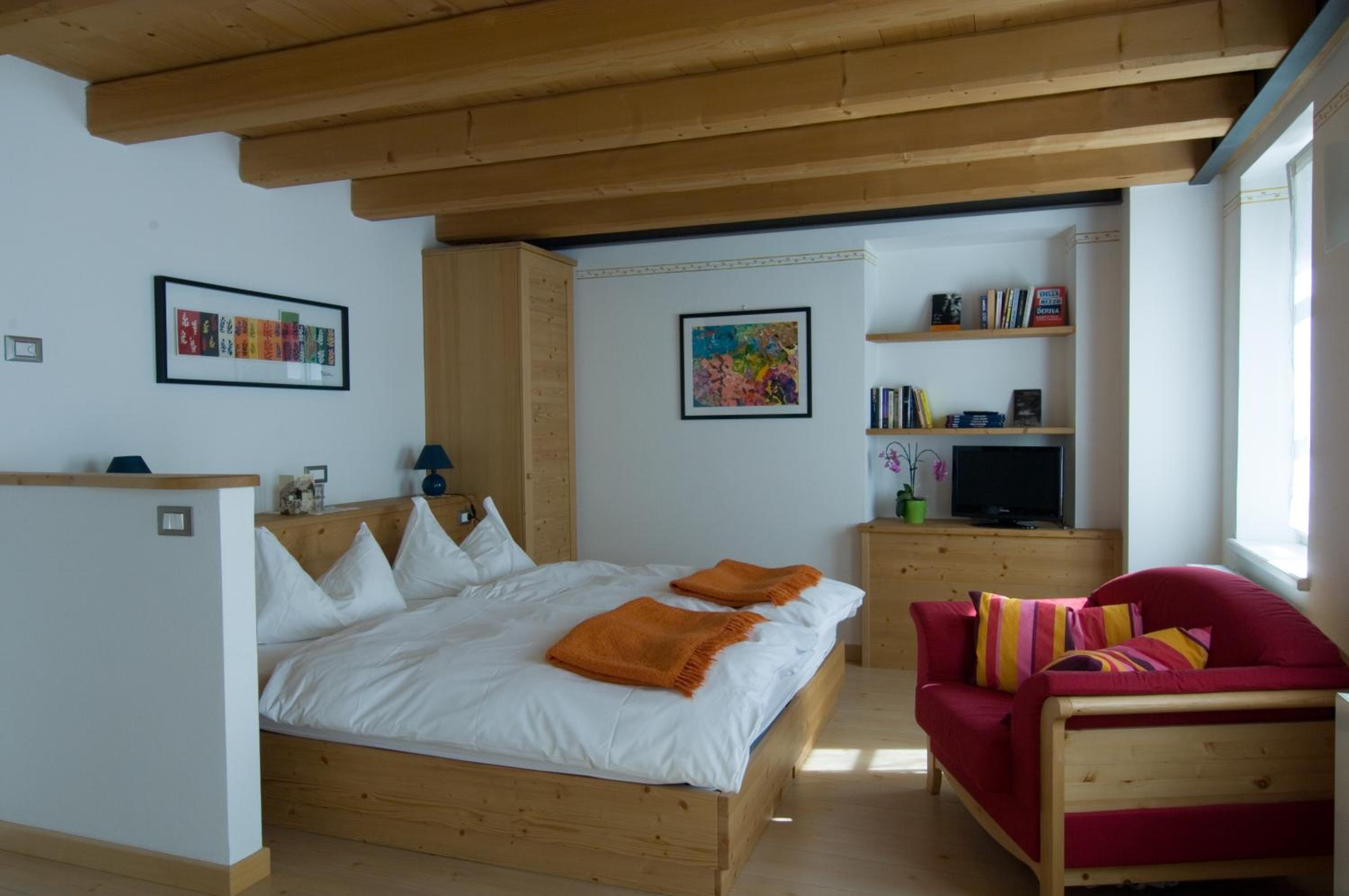 One-Bedroom Apartment photo 1