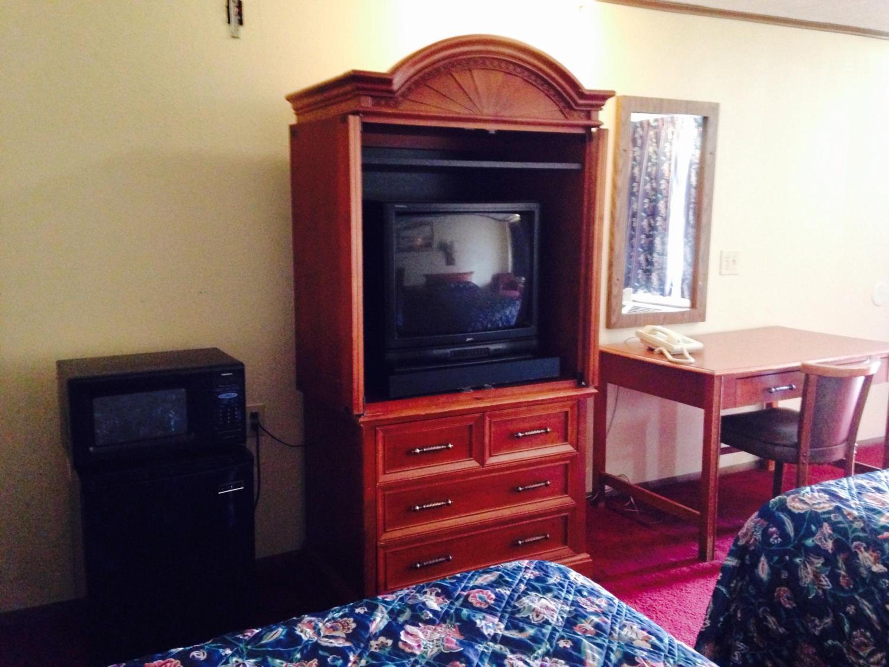 Queen Room with Two Queen Beds - Smoking photo 2