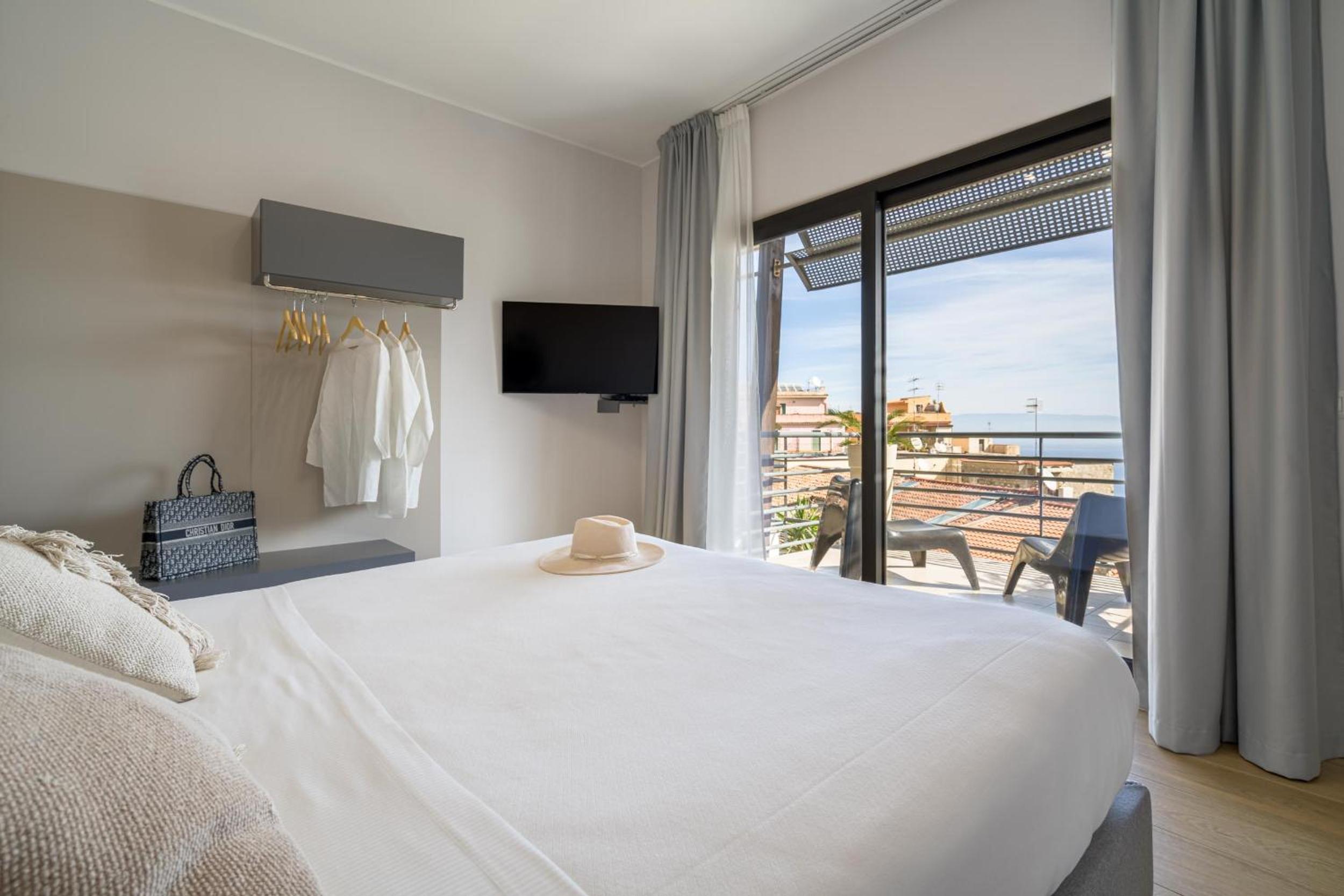 Family Room with Balcony and Partial Sea View thumbnail 5
