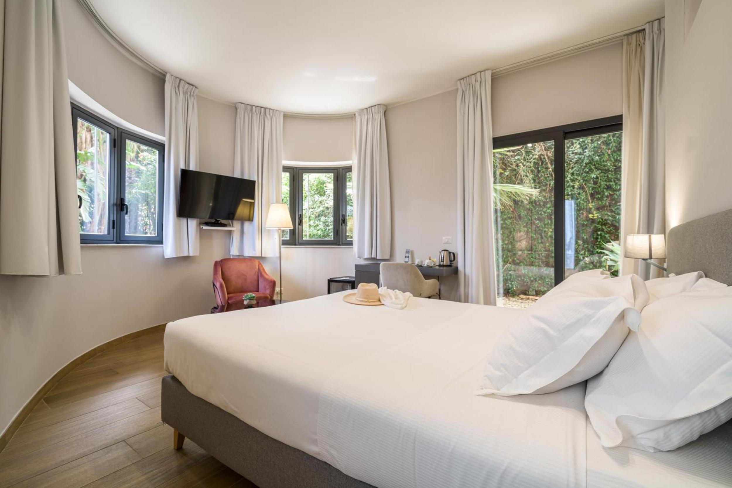 Double Room with Balcony and Partial Sea View thumbnail 5