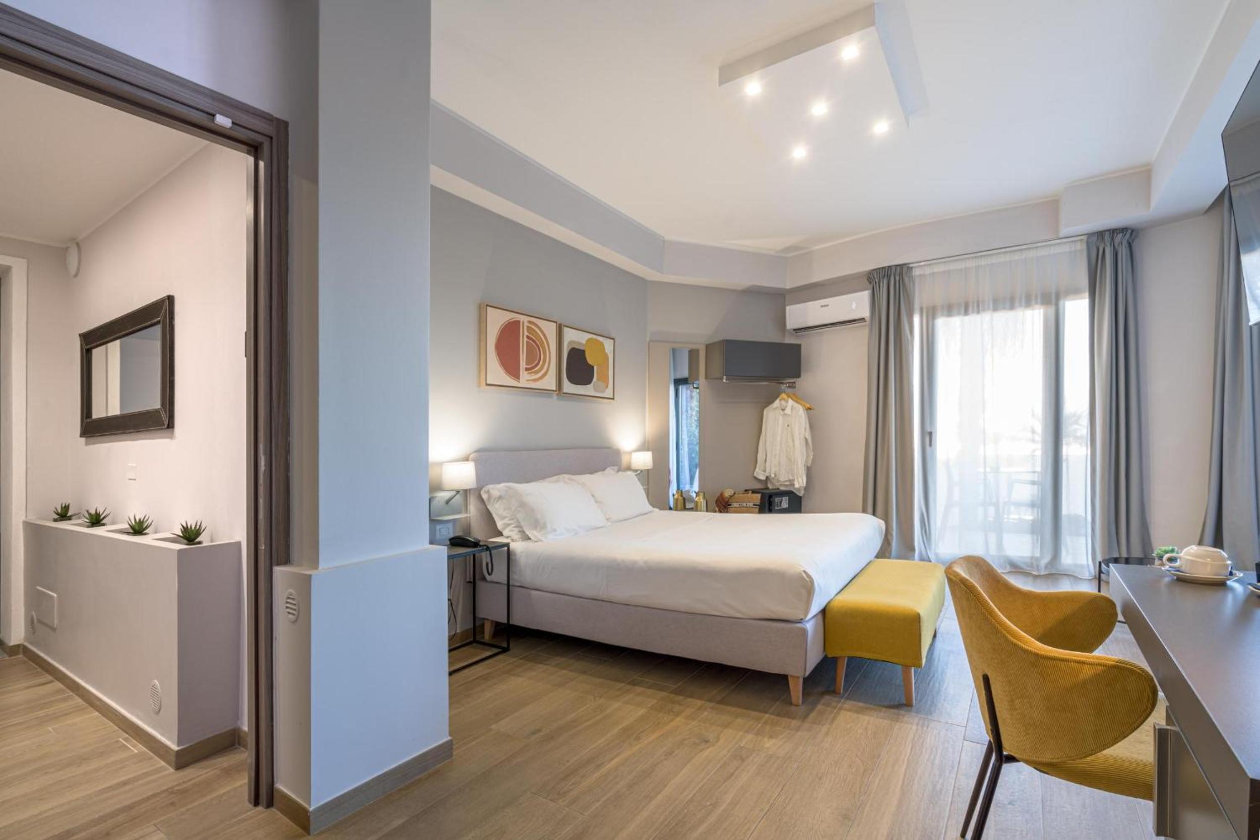 Double Room with Balcony and Partial Sea View