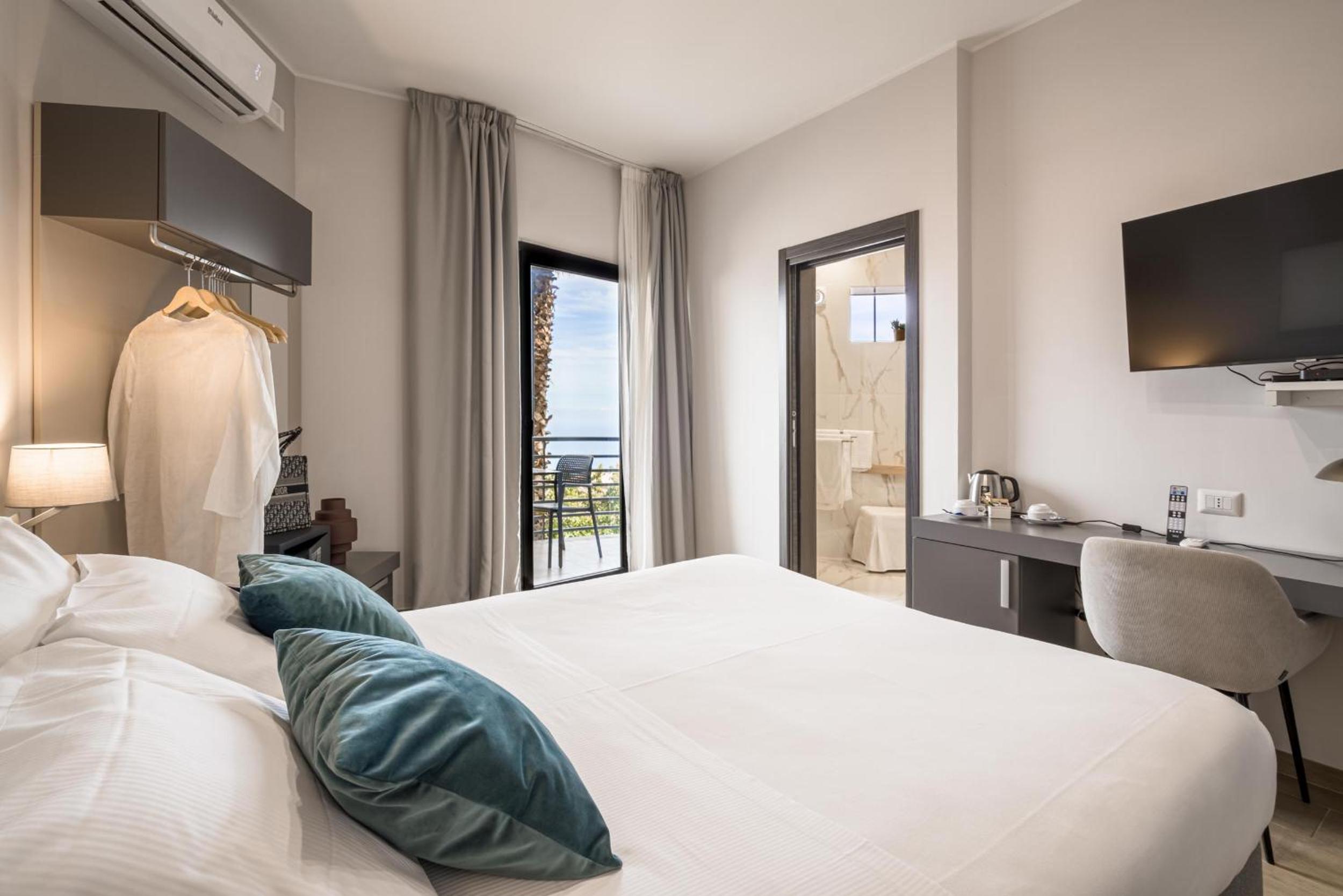 Double Room with Balcony and Partial Sea View
