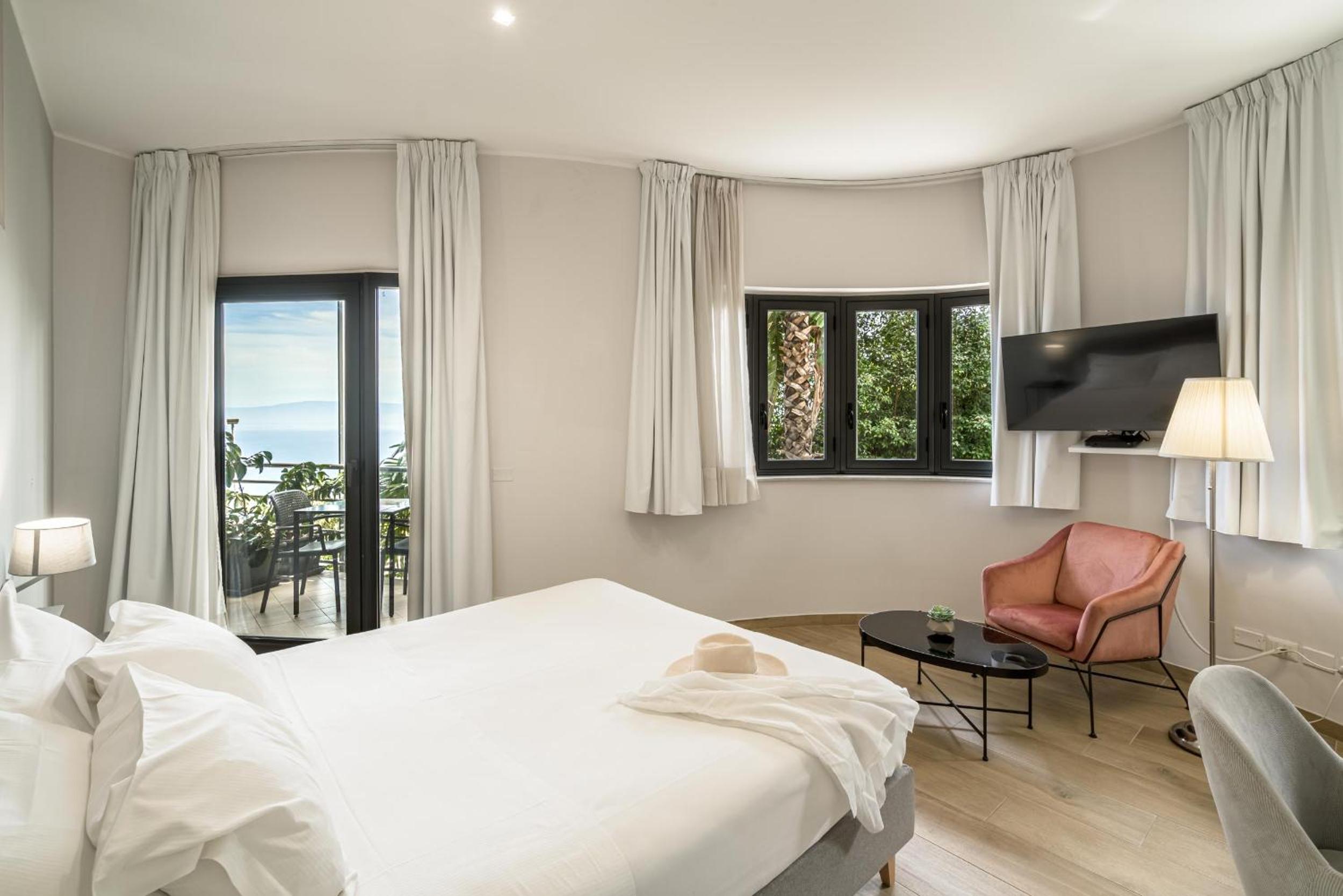 Double Room with Balcony and Partial Sea View