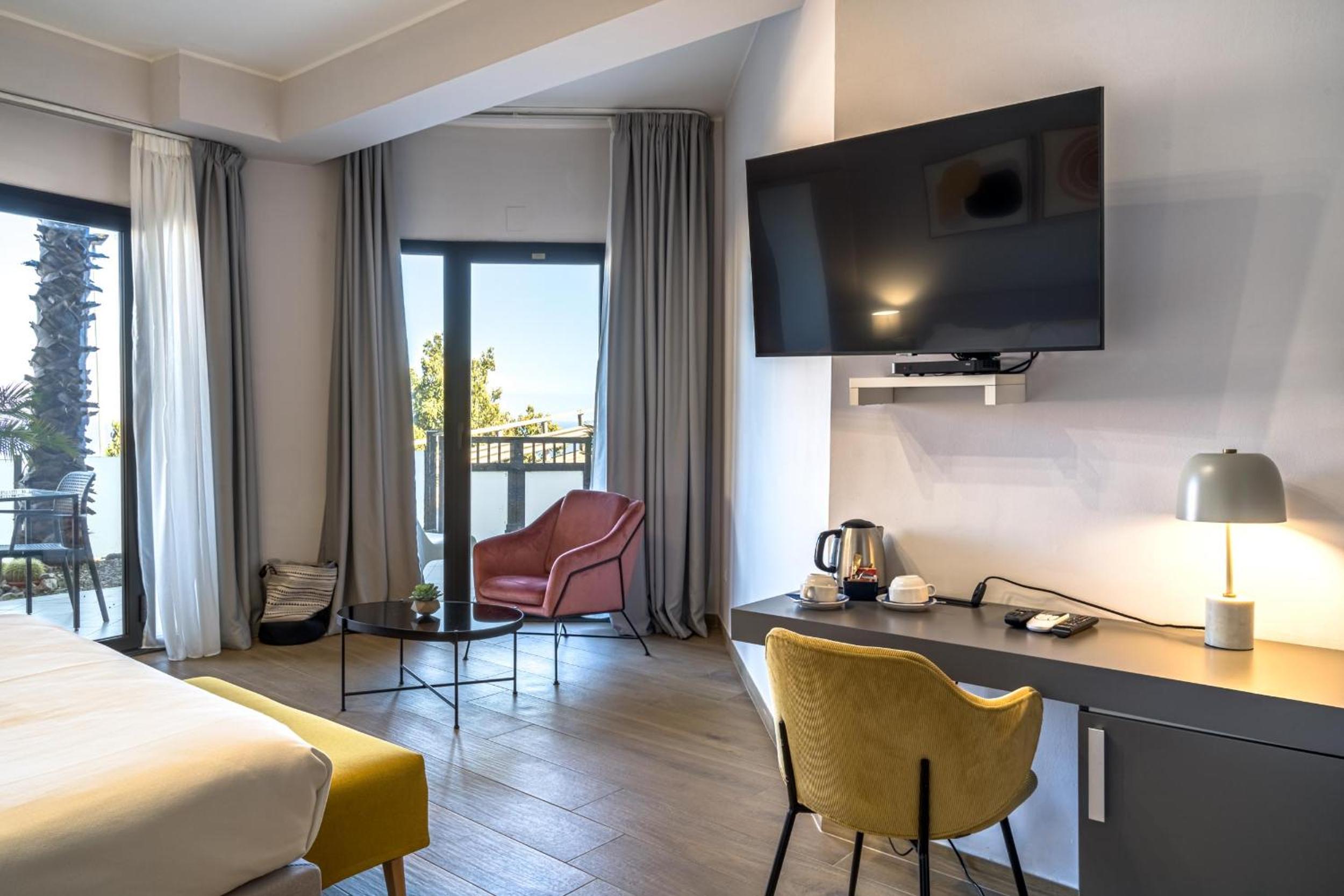 Double Room with Balcony and Partial Sea View