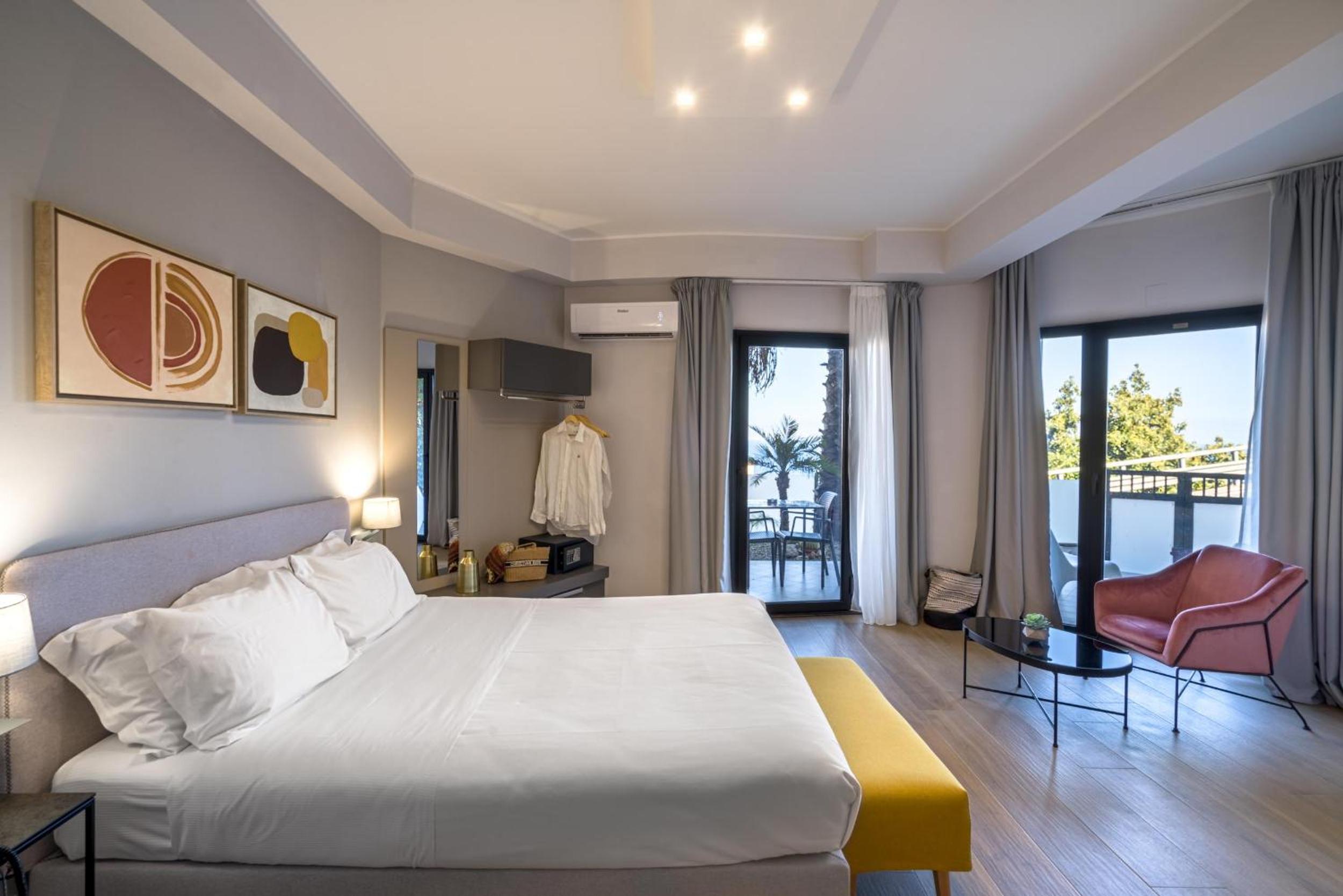 Double Room with Balcony and Partial Sea View