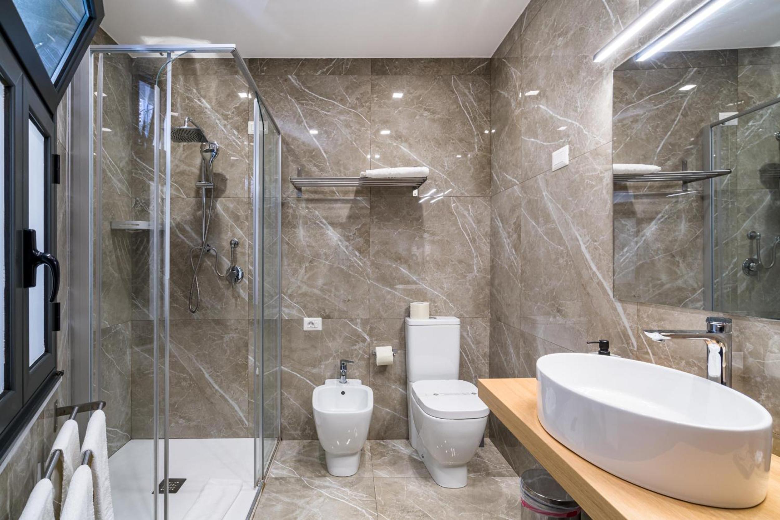 Superior Double Room with Balcony and Sea View thumbnail 5