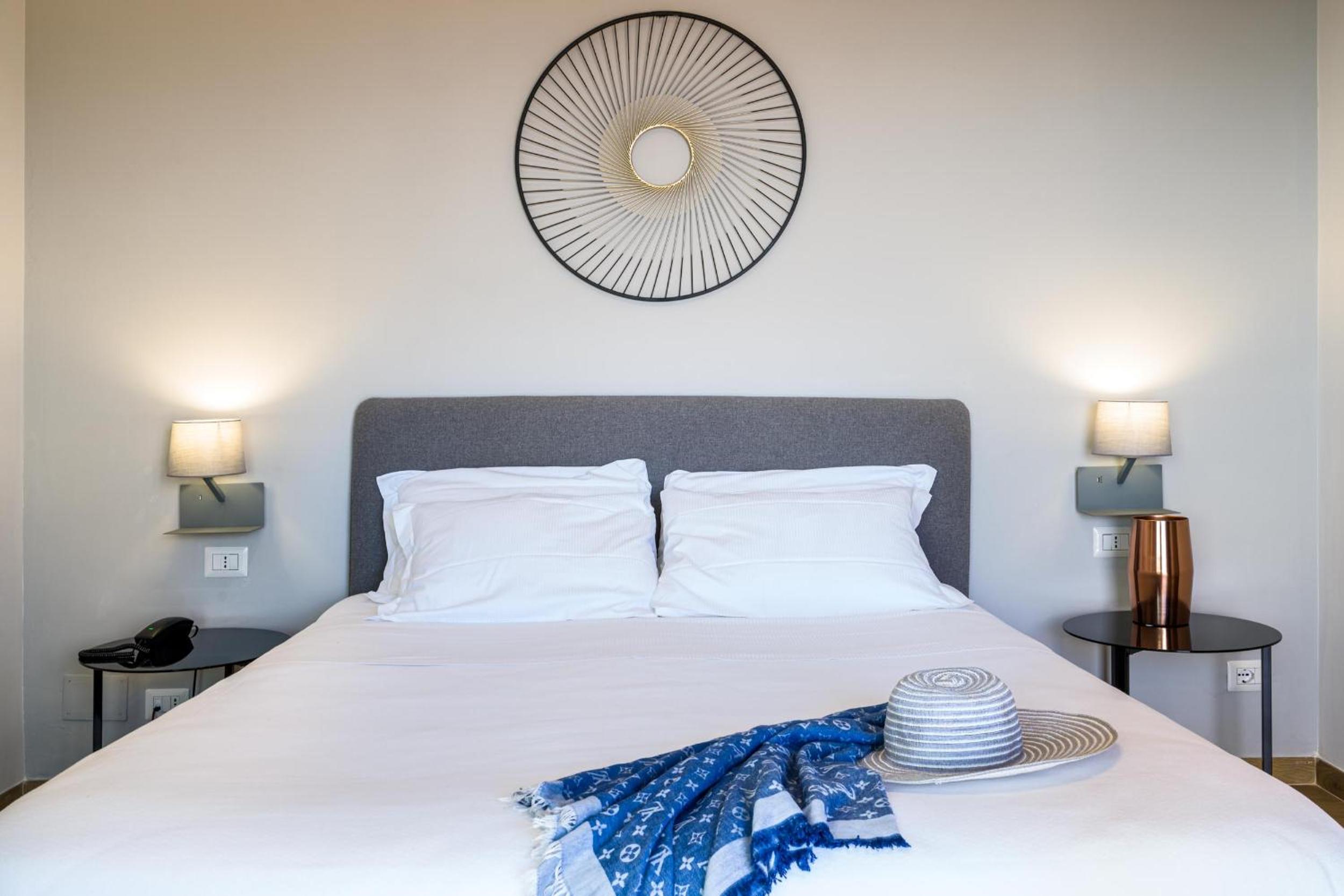Superior Double Room with Balcony and Sea View thumbnail 6