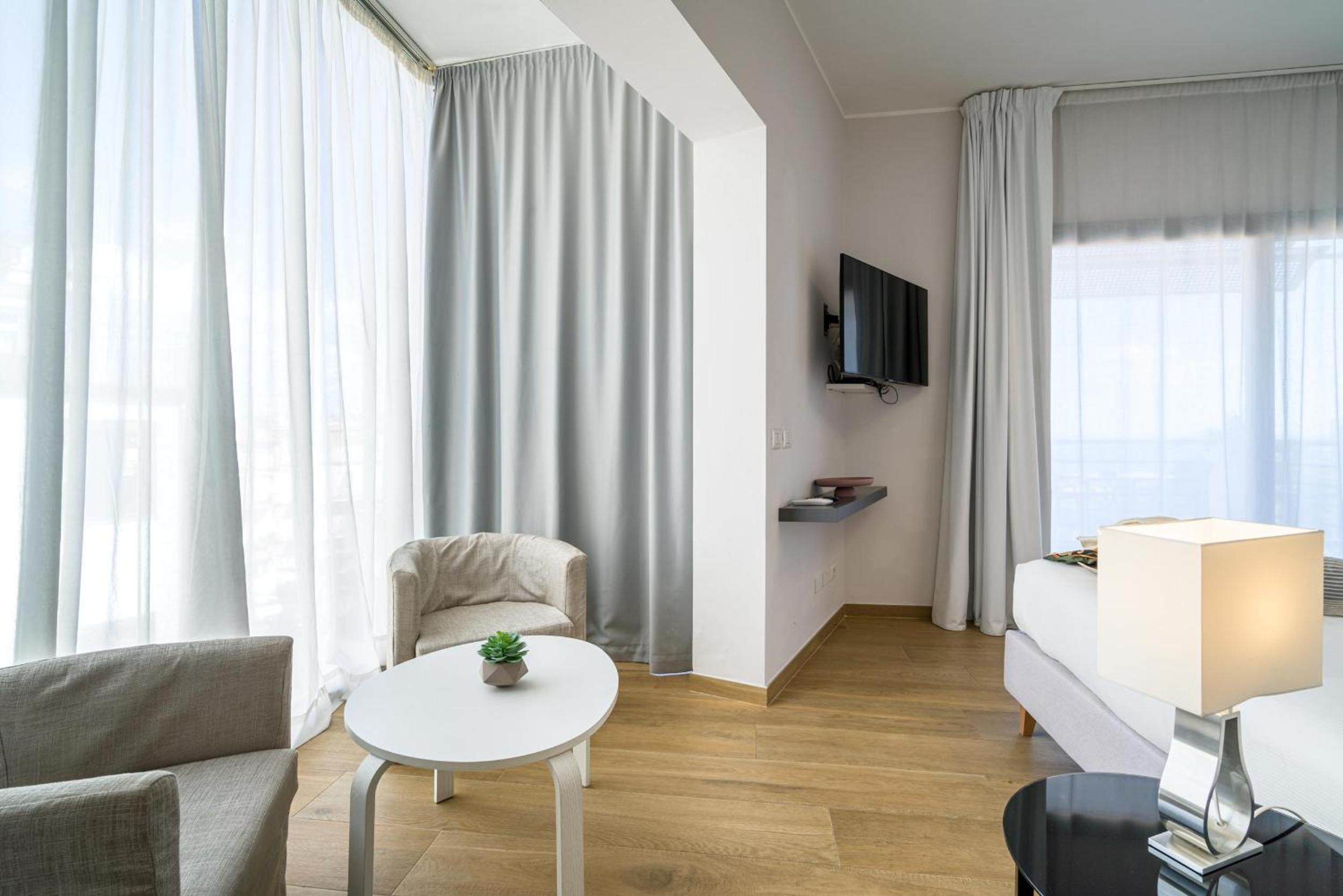 Deluxe Double Room with Balcony and Sea View