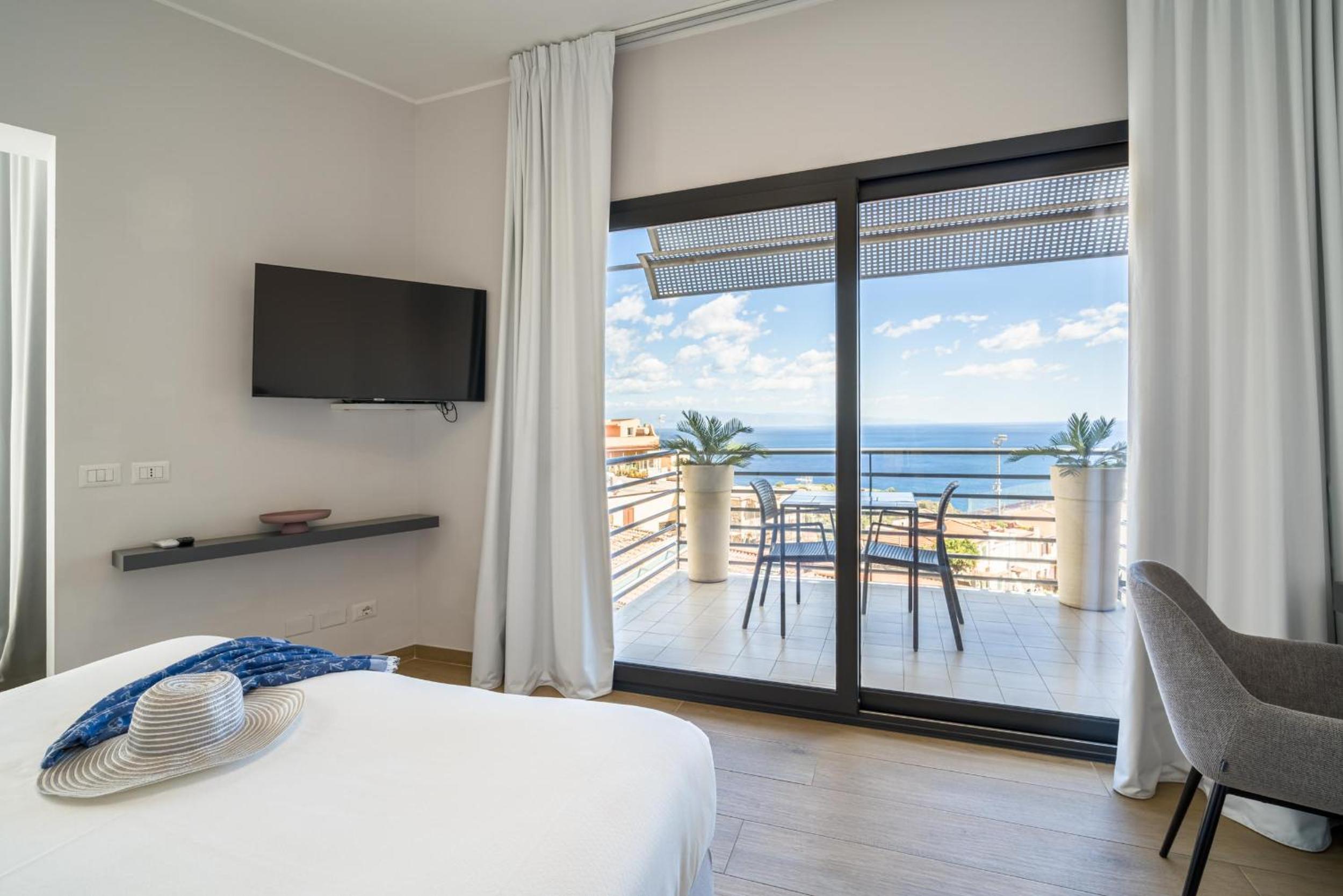 Deluxe Double Room with Balcony and Sea View thumbnail 5