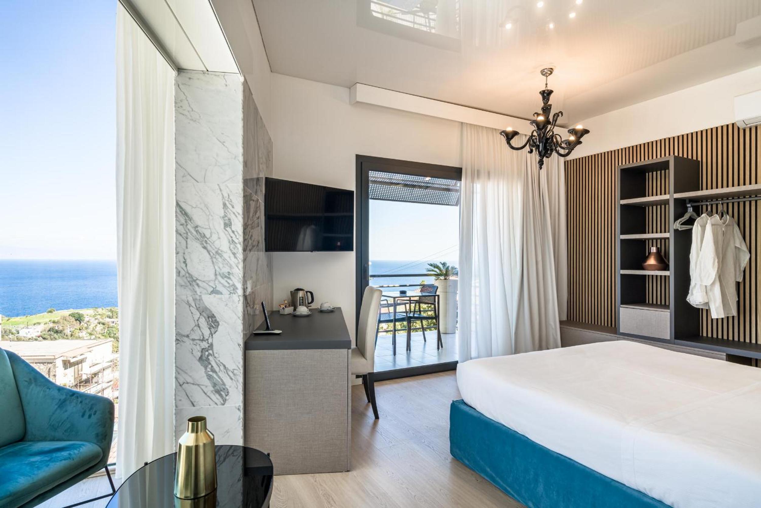 Deluxe Double Room with Balcony and Sea View
