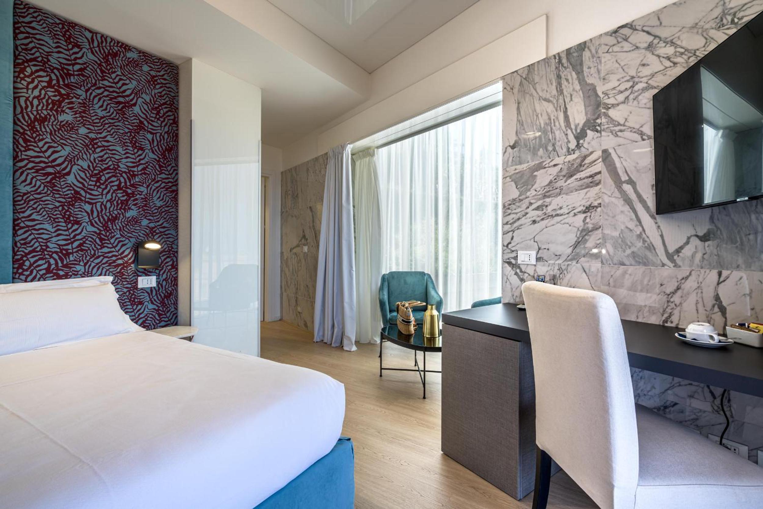 Deluxe Double Room with Balcony and Sea View thumbnail 6