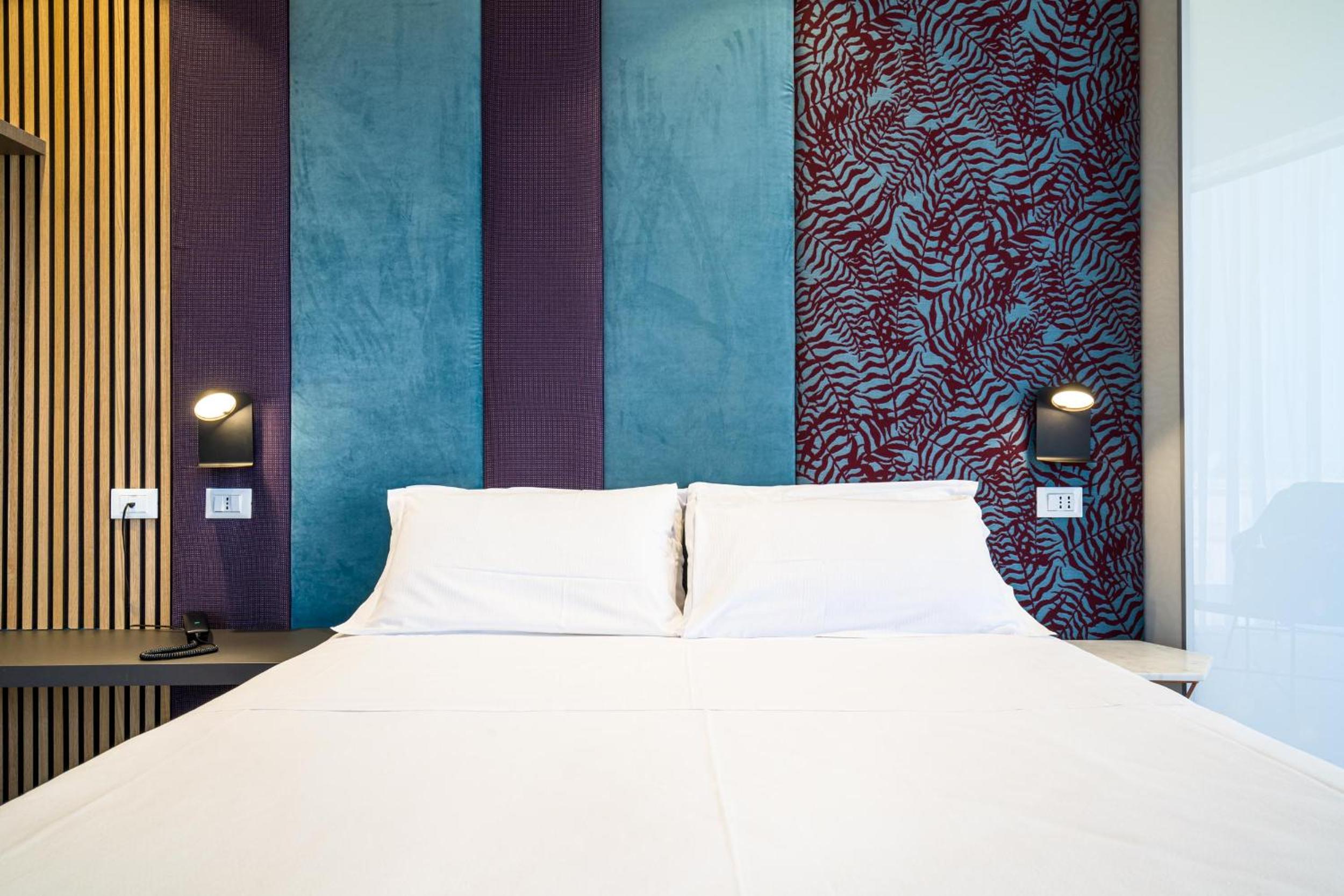 Deluxe Double Room with Balcony and Sea View thumbnail 5