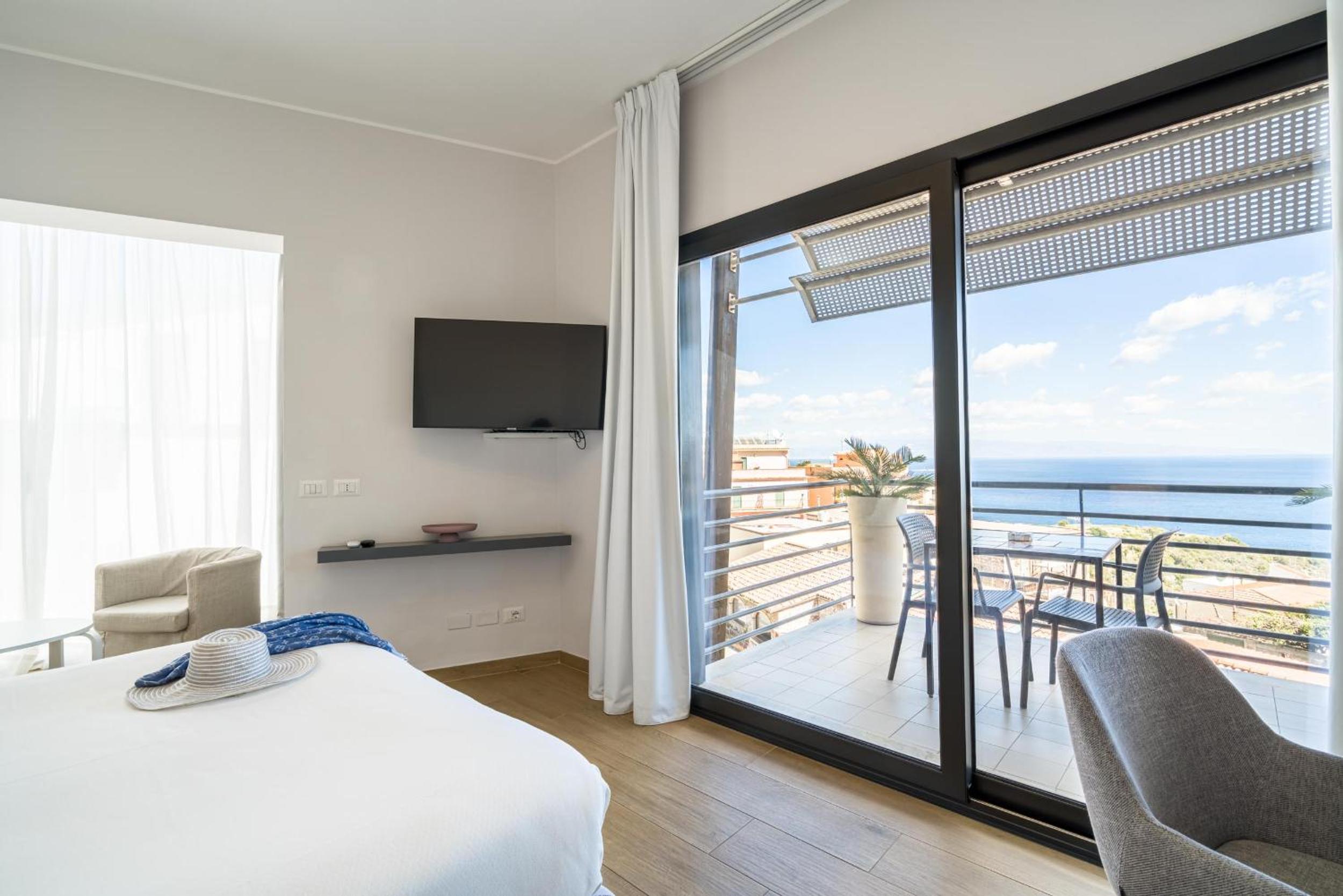 Deluxe Double Room with Balcony and Sea View