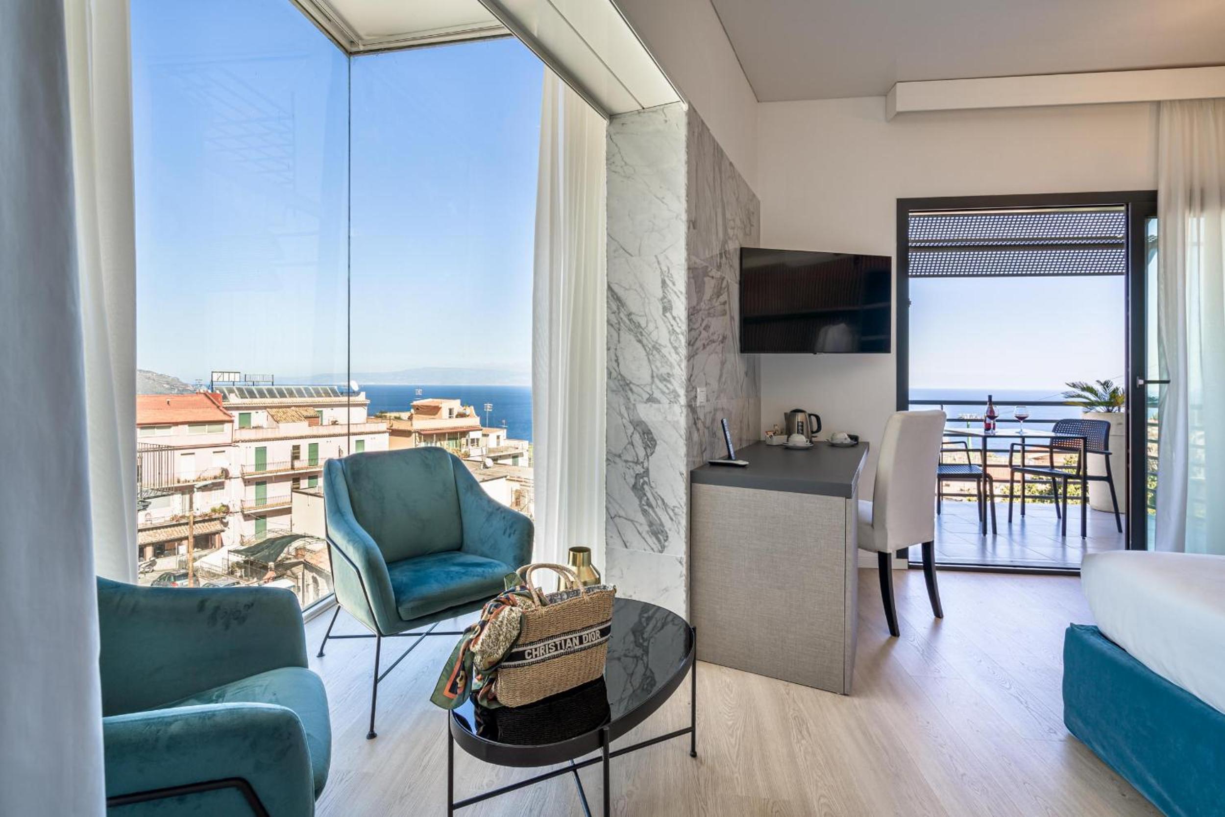 Deluxe Double Room with Balcony and Sea View thumbnail 6