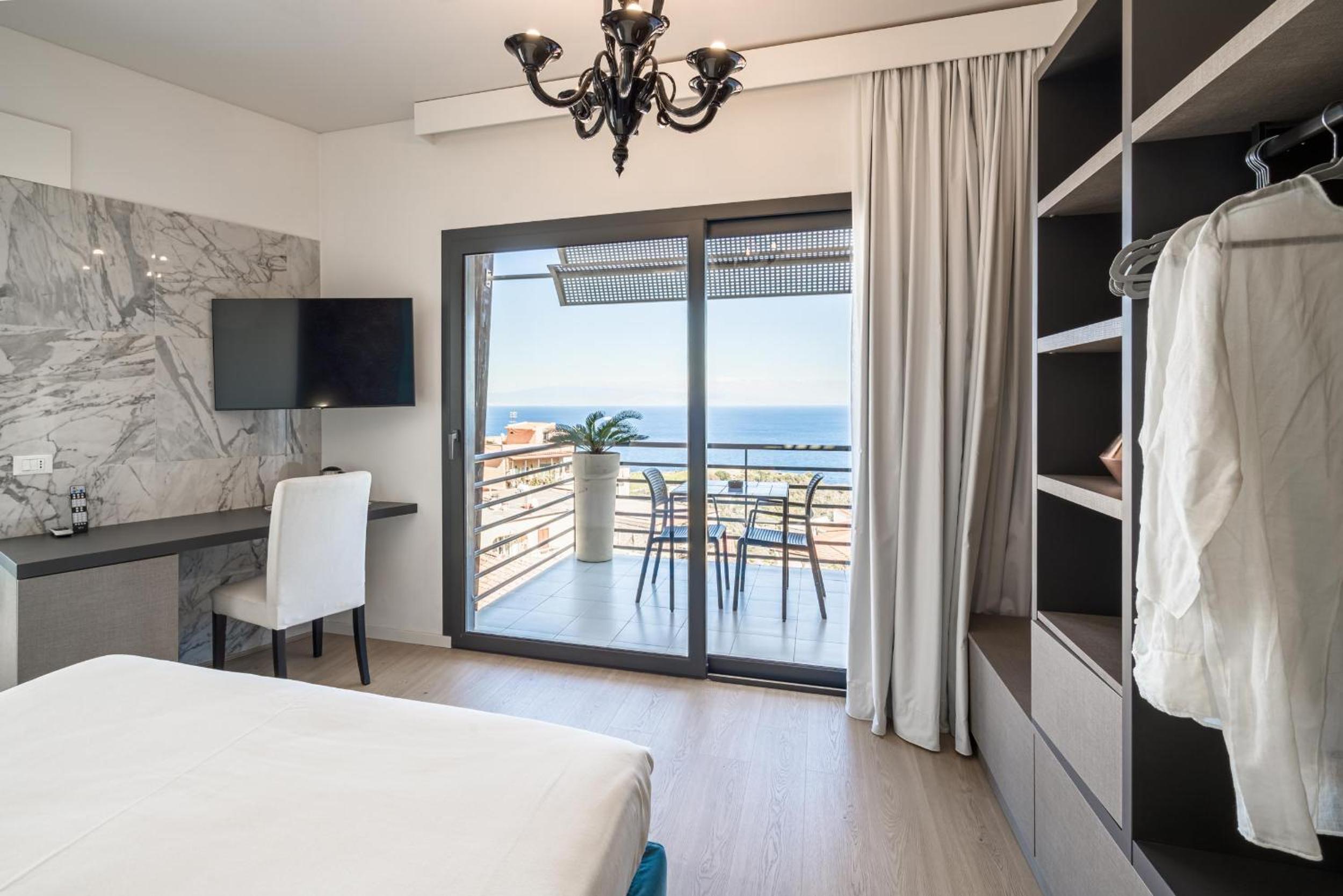 Deluxe Double Room with Balcony and Sea View
