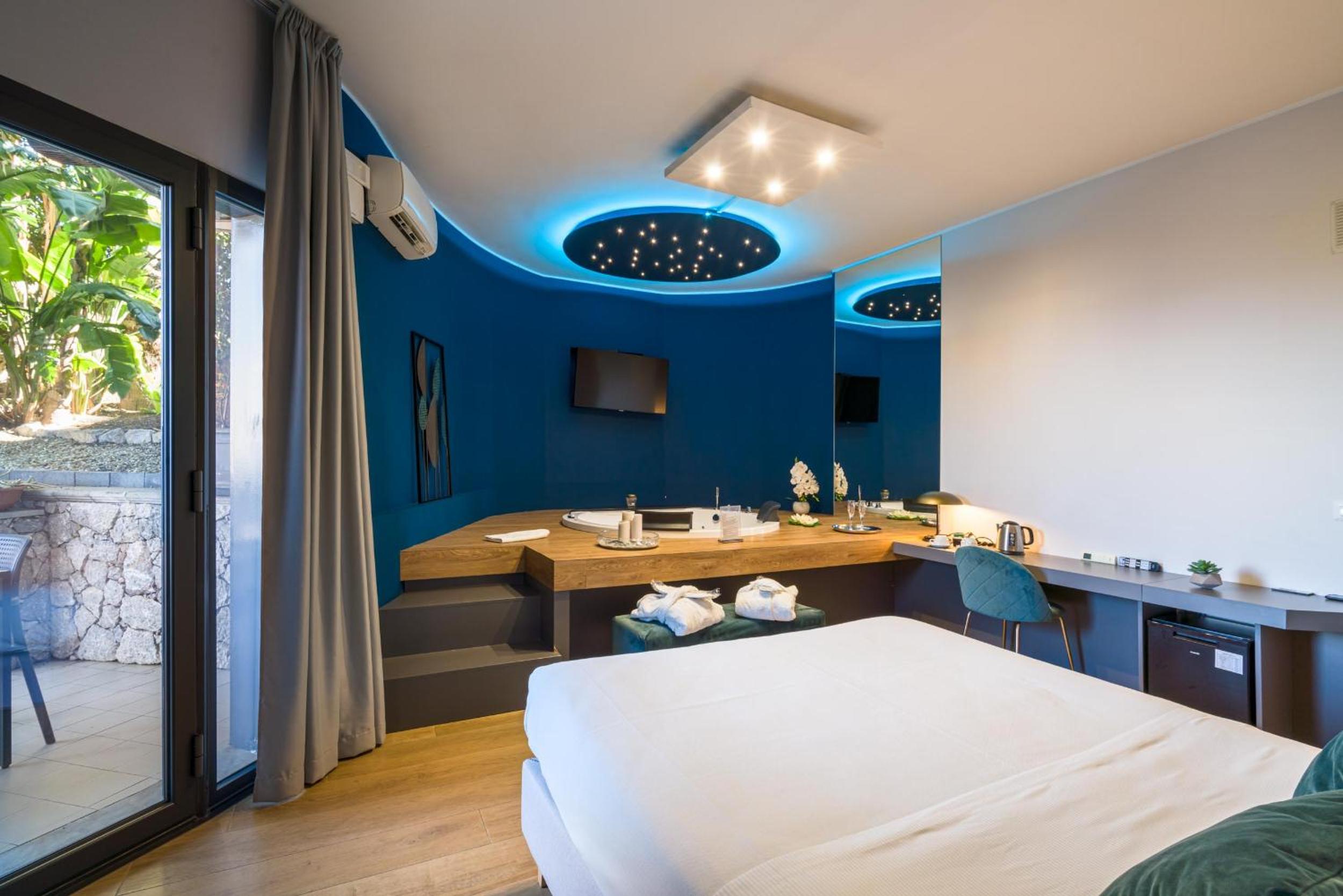 Double Room with Spa Bath thumbnail 5