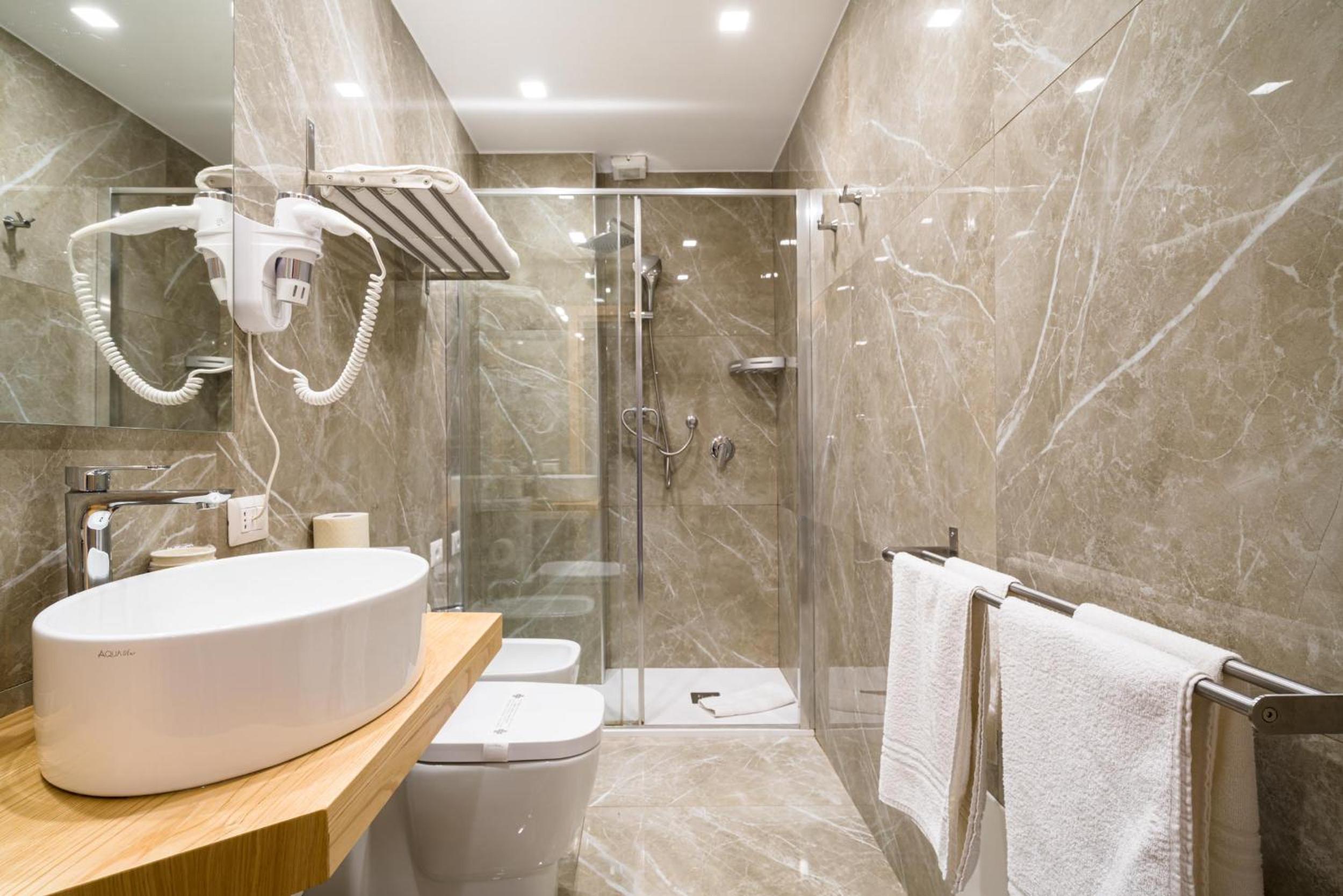 Double Room with Spa Bath thumbnail 6
