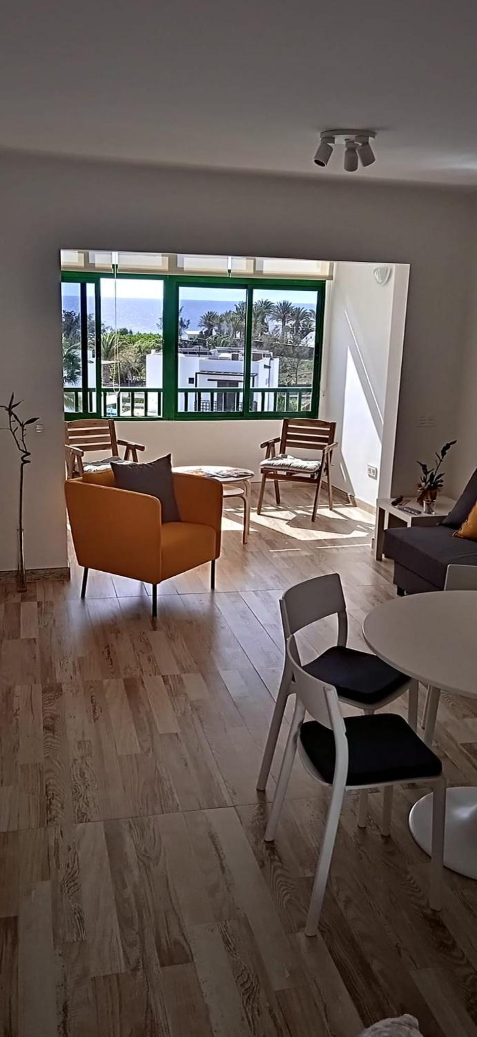 Estudio con vista al mar
