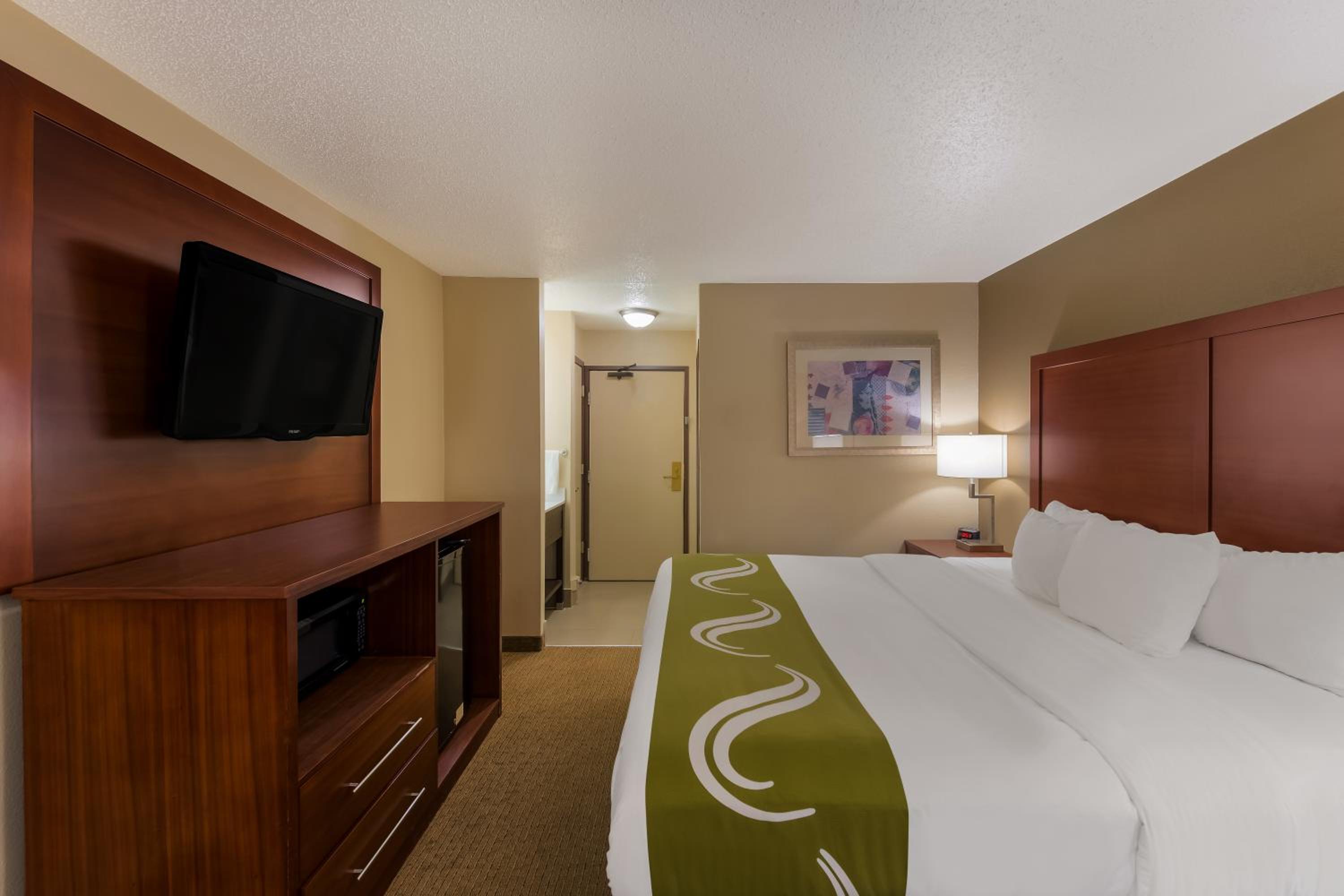King Room - Non-Smoking - Photo 5