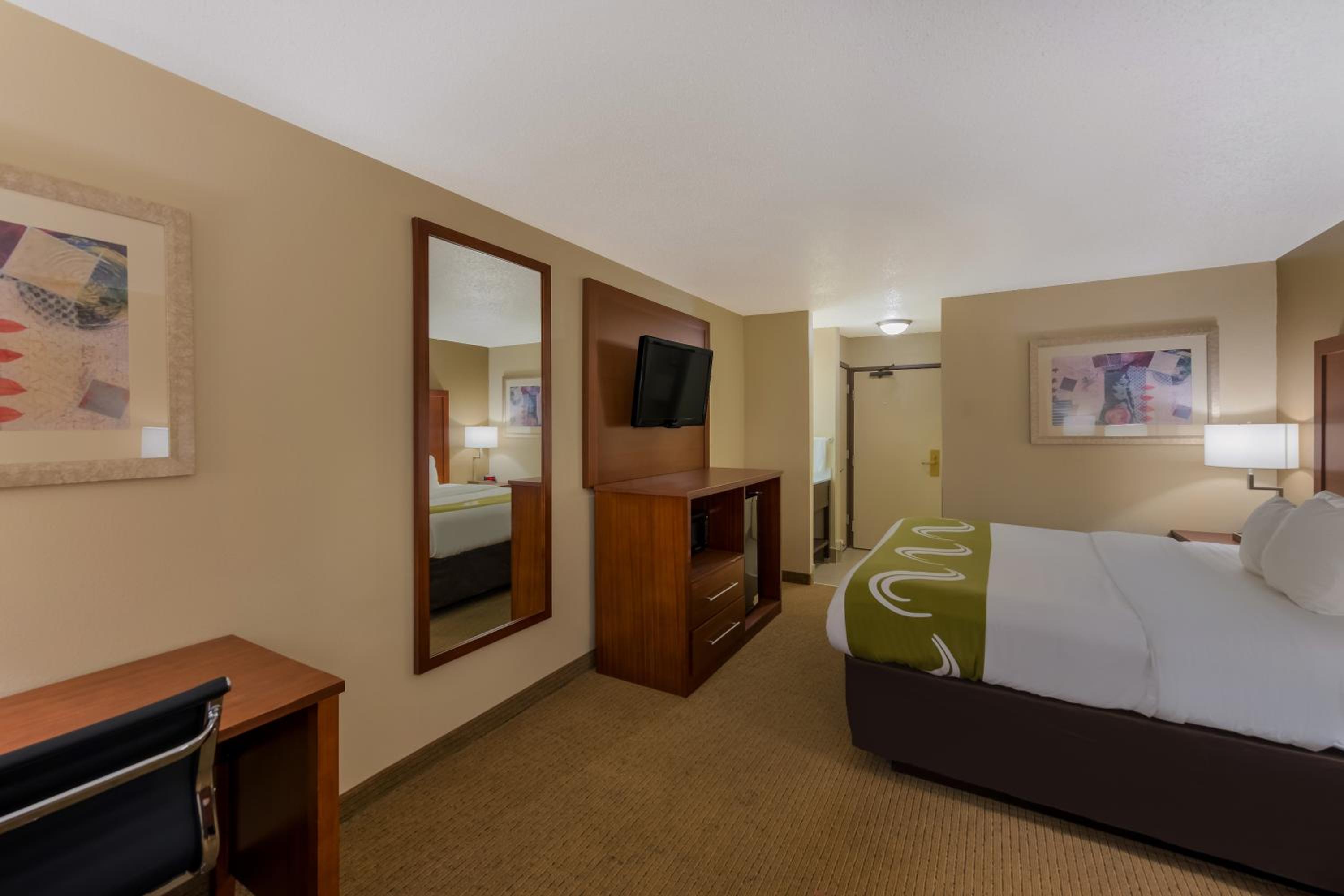 King Room - Non-Smoking - Photo 6