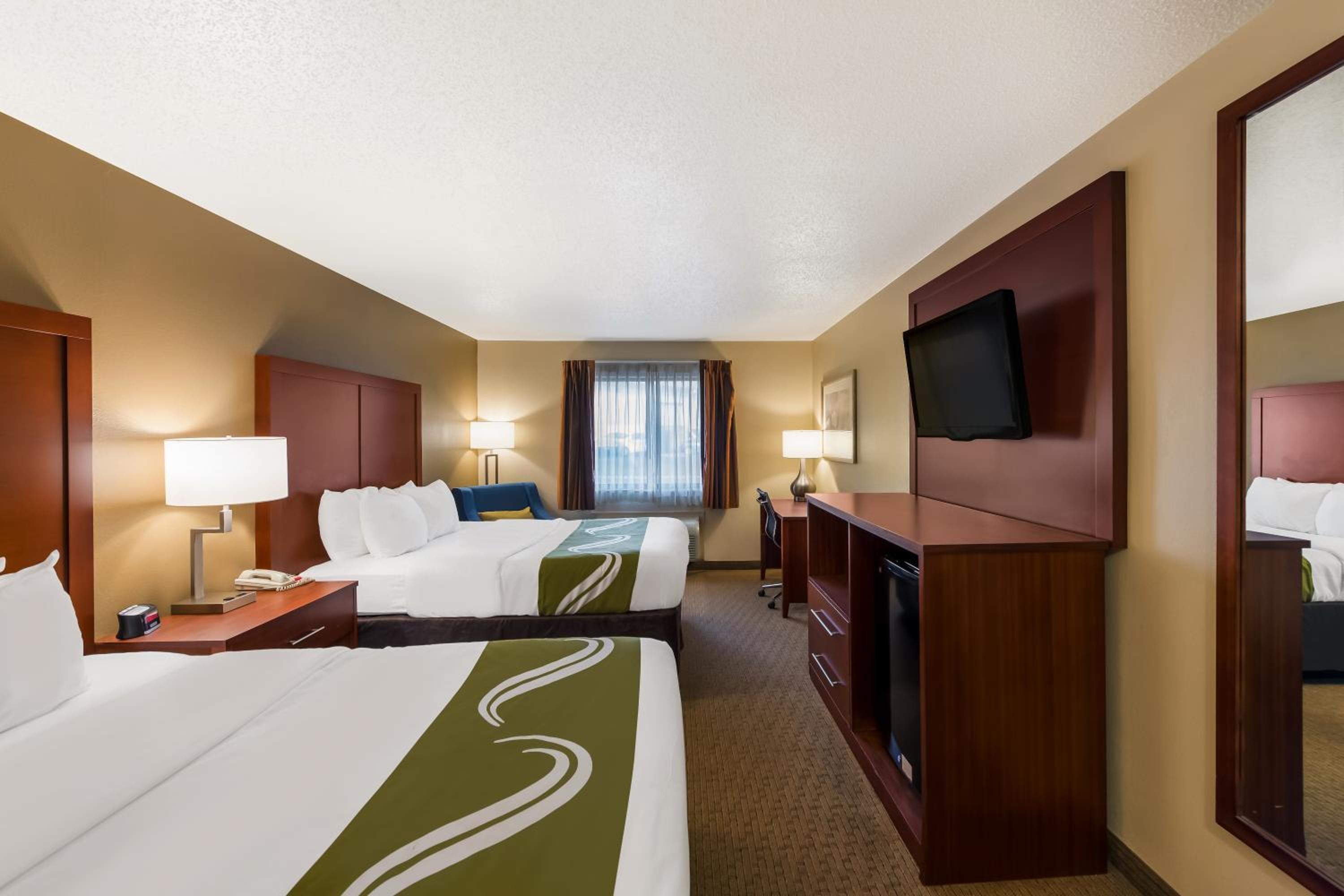 Queen Room with Two Queen Beds - Non-Smoking - Photo 4