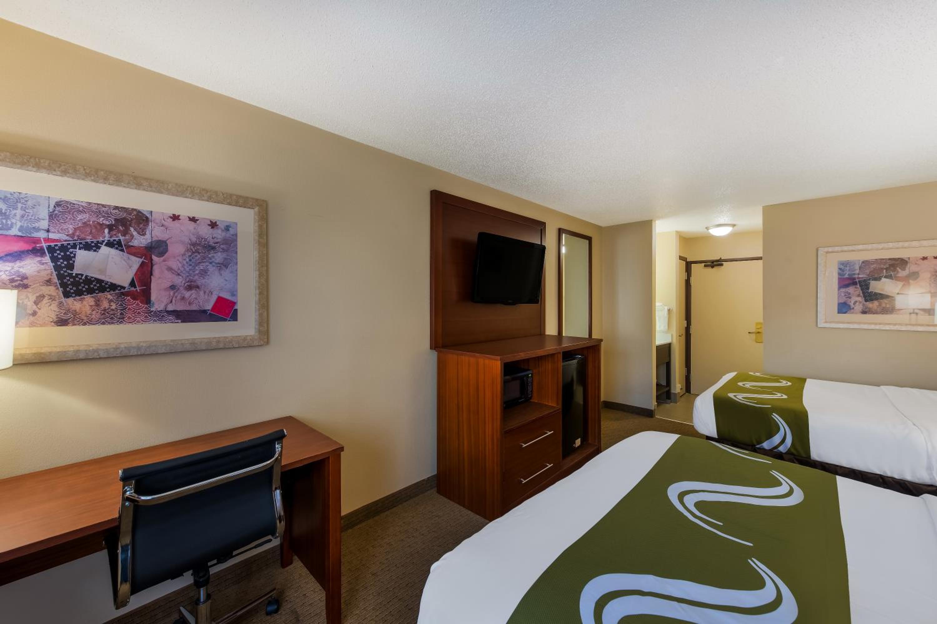 Queen Room with Two Queen Beds - Non-Smoking - Photo 3