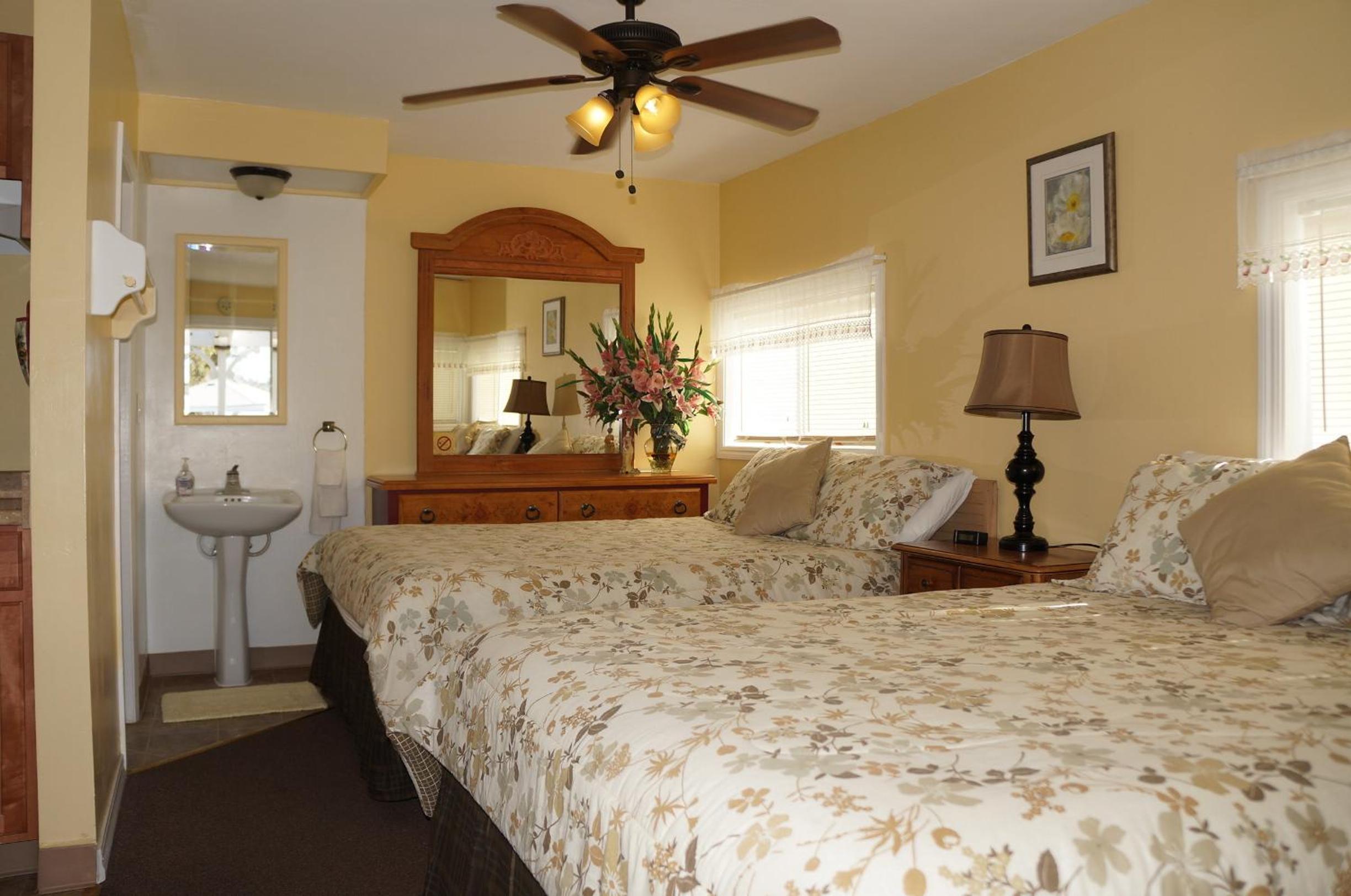 Queen Room with Two Queen Beds #4 photo 2