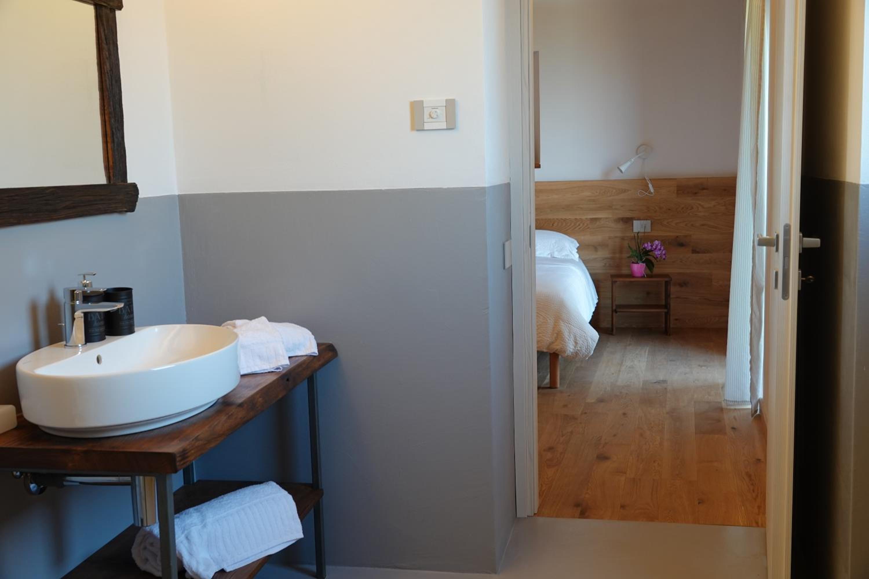 Deluxe Double or Twin Room with Lake View photo 2
