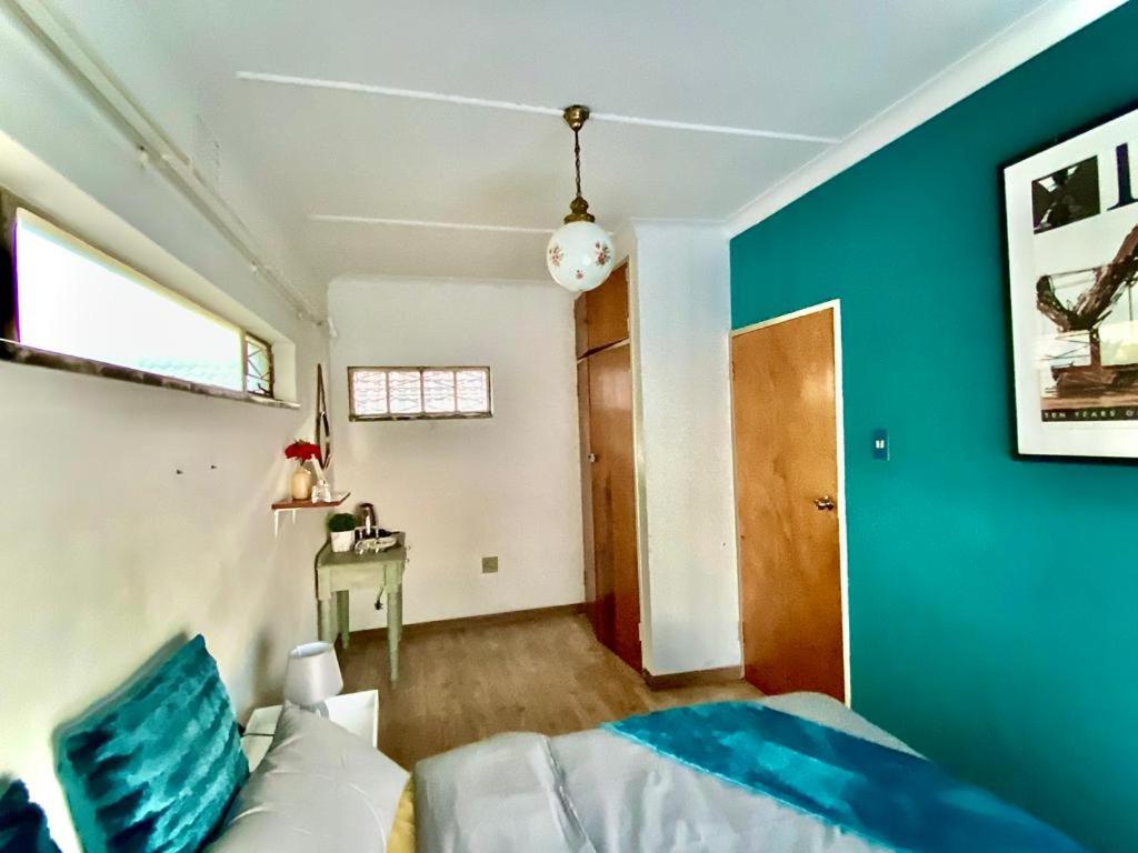 Queen Room with Shared Bathroom photo 3
