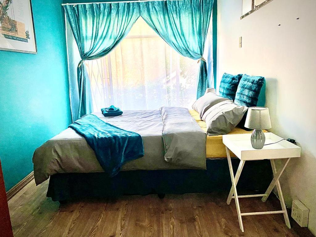 Queen Room with Shared Bathroom photo 2