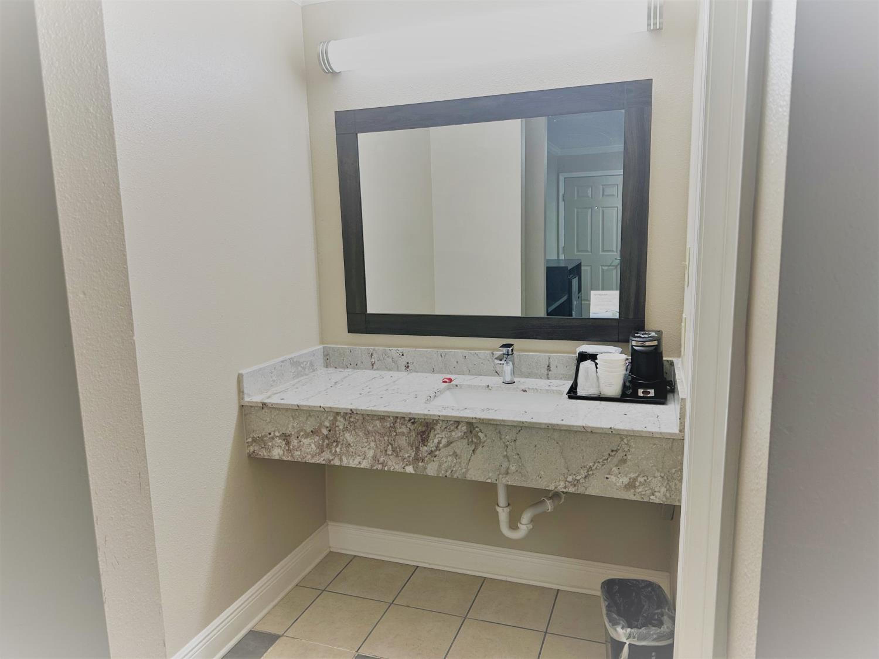 Double Room with Two Double Beds - Smoking - Photo 4