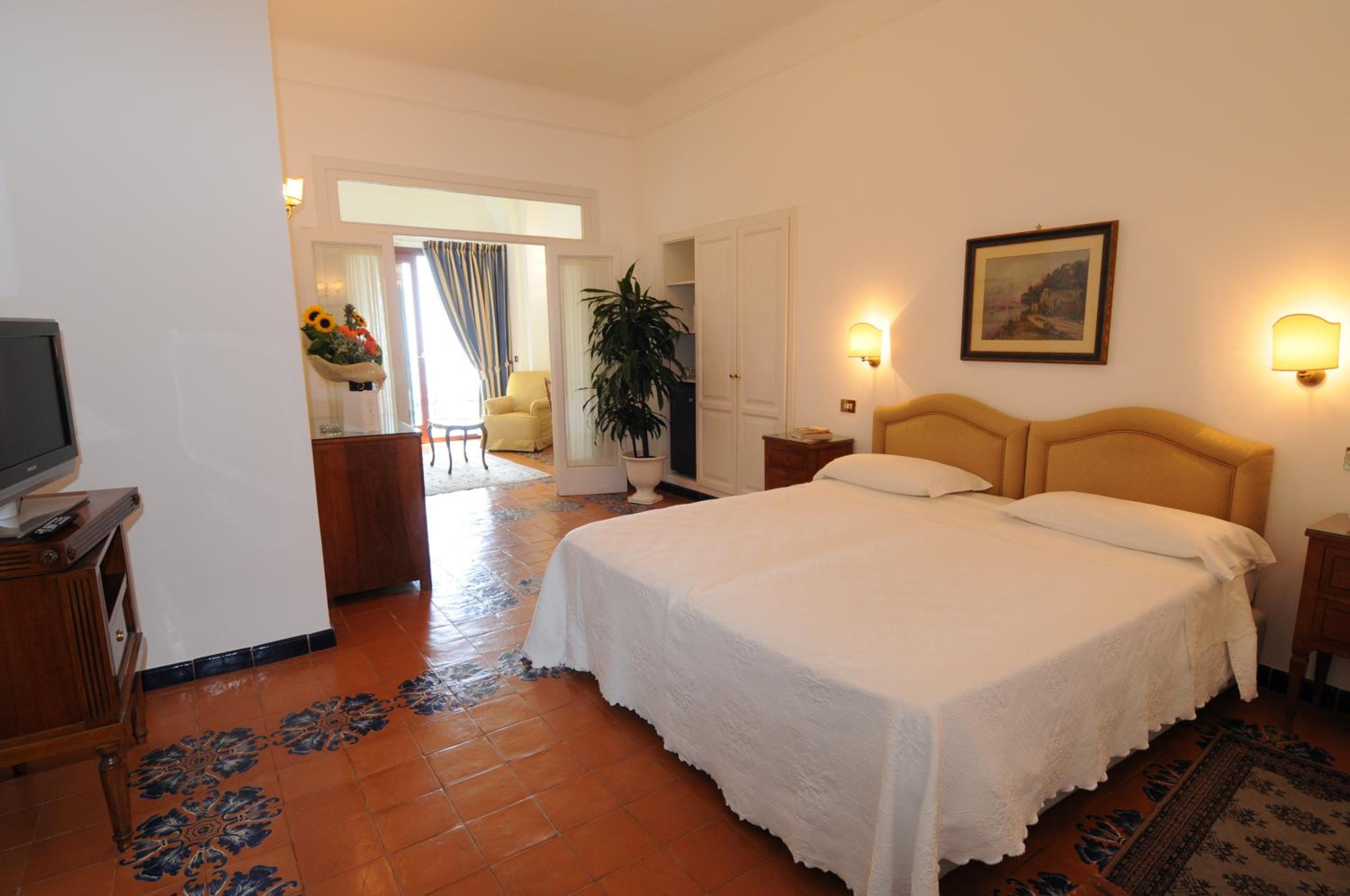 Deluxe Suite with Sea View - Photo 1