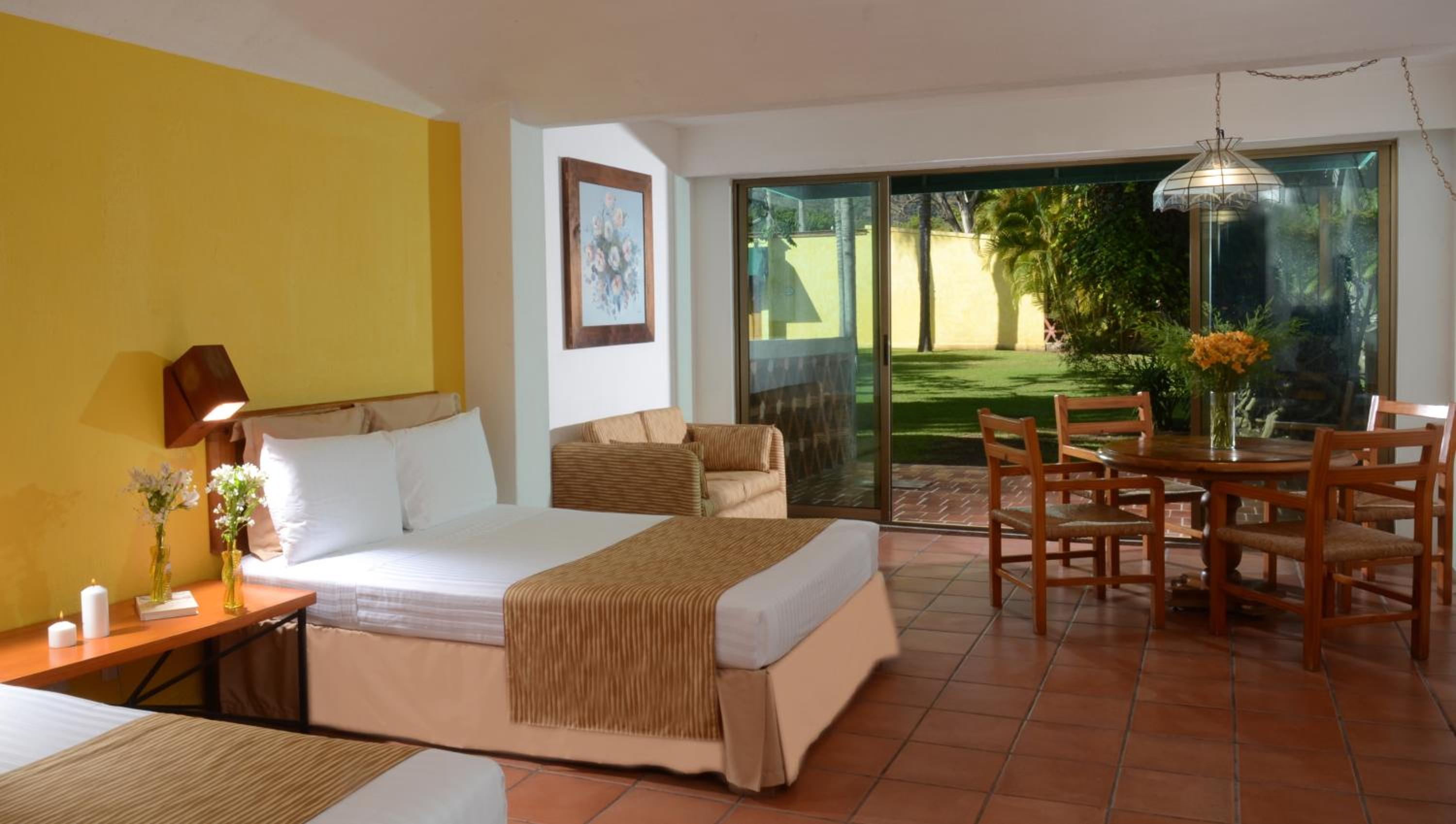 Double Room with Two Double Beds with Garden View photo 3