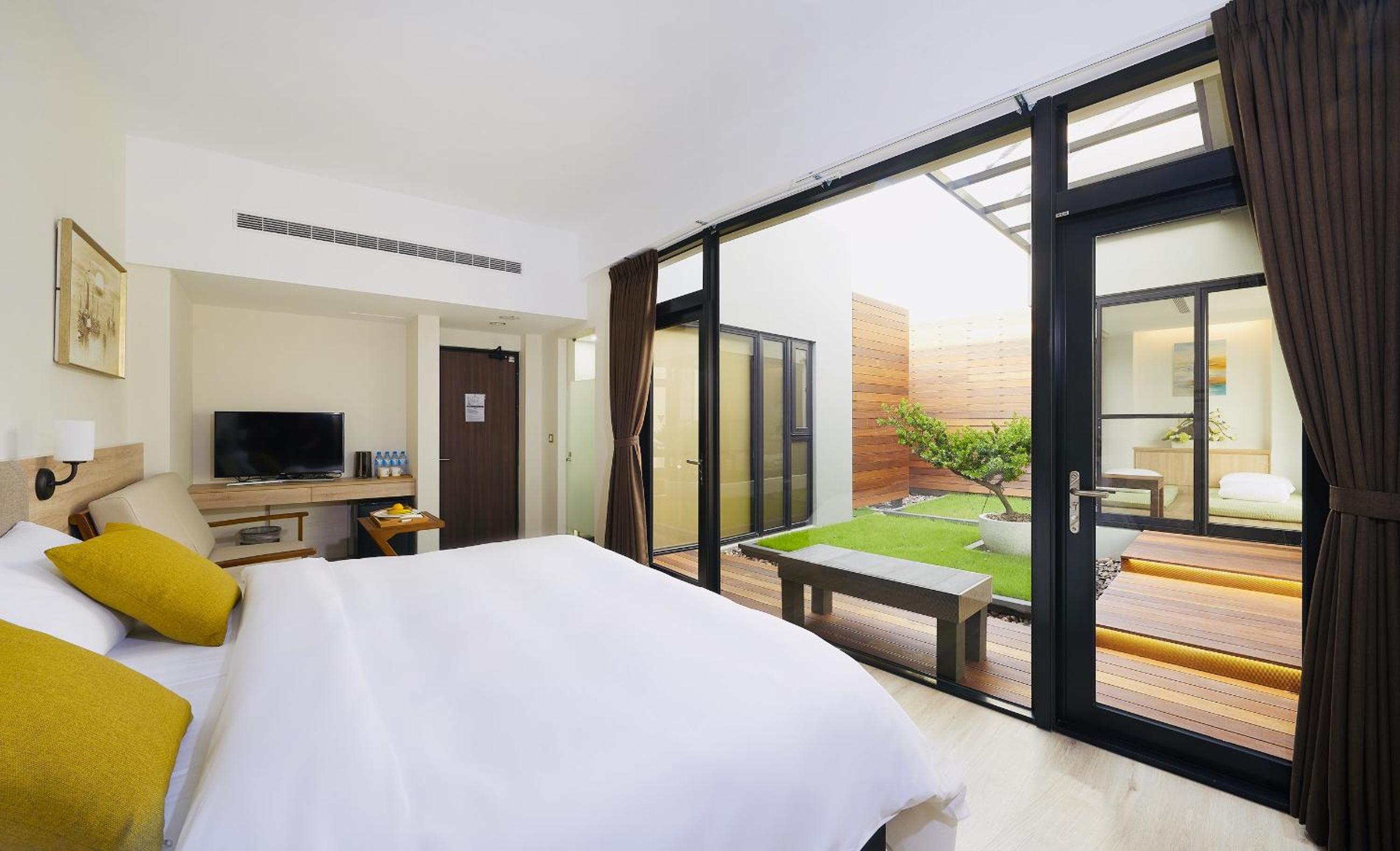 Premium Quadruple Room with Combined 2 Electric Adjustable Single Beds and 2 Futon Bed photo 1