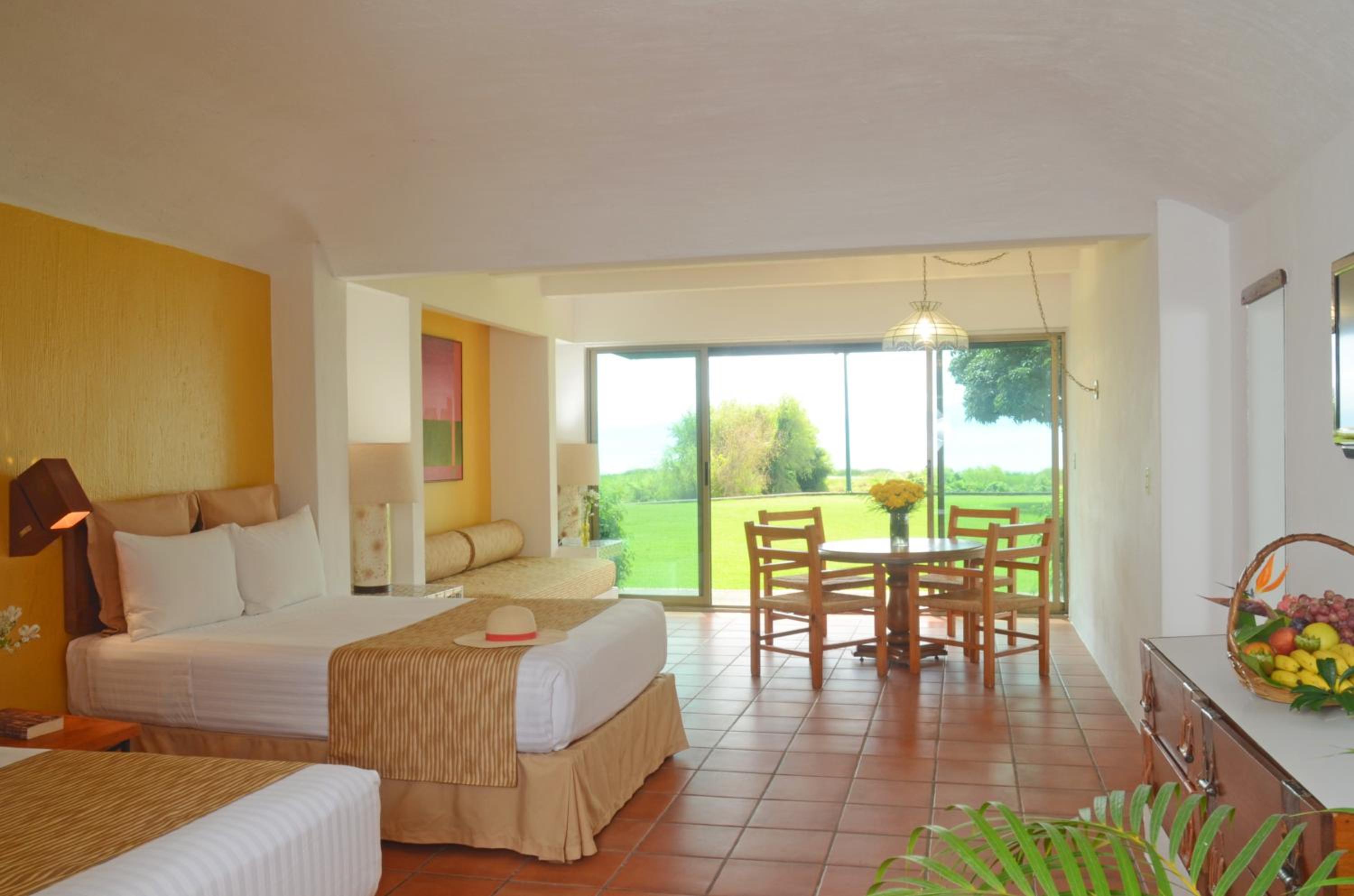 Quarto Duplo com Duas Camas de Casal com Vista para o Lago