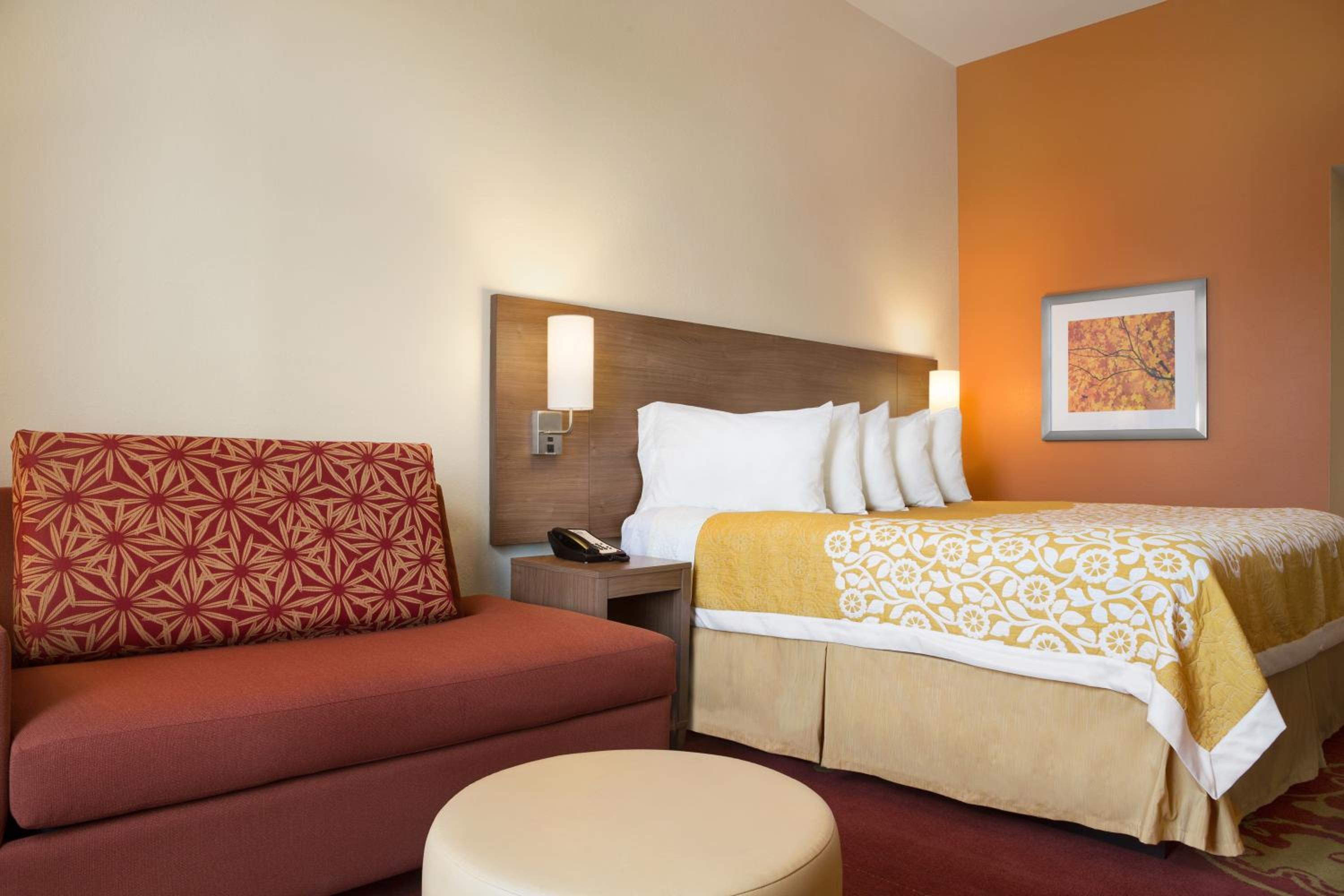 Days Inn & Suites by Wyndham Belmont, Photo 5