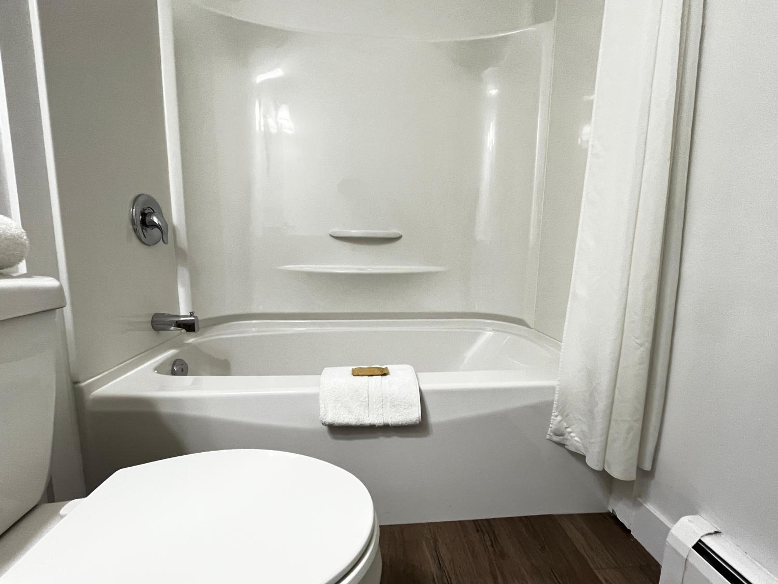 Standard Queen Room - Photo 9