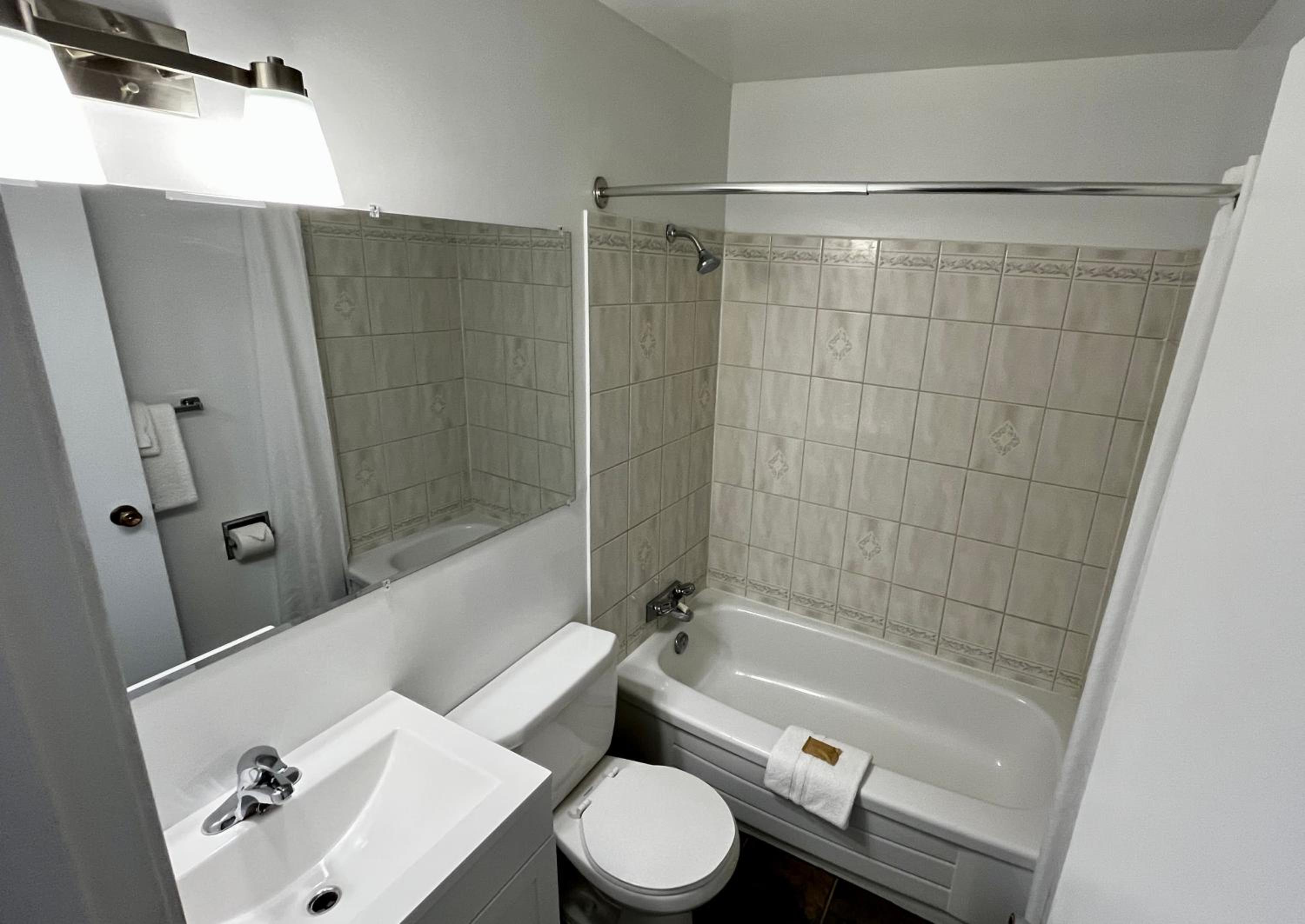 Deluxe King Suite - Photo 14