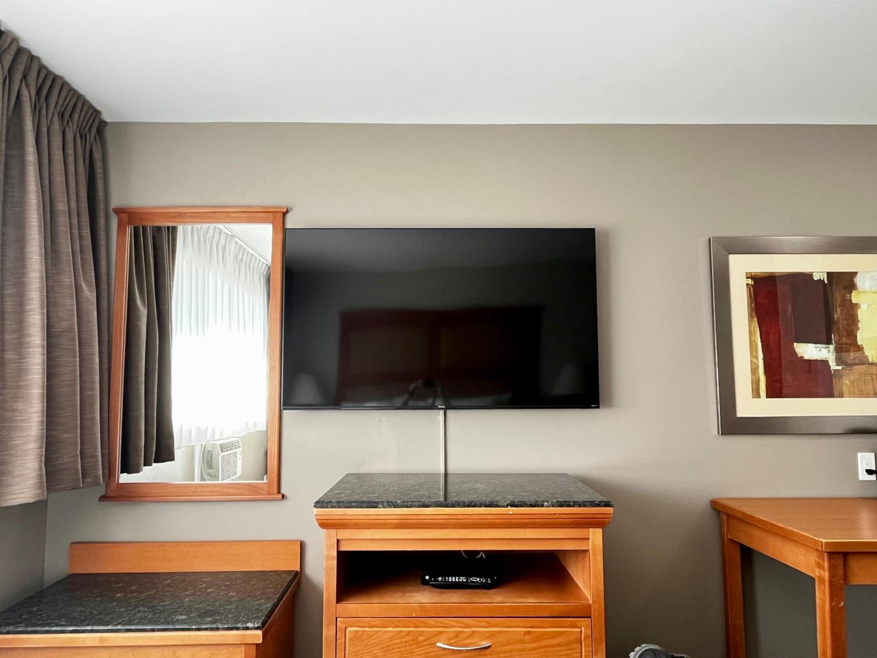 Deluxe King Suite - Photo 13