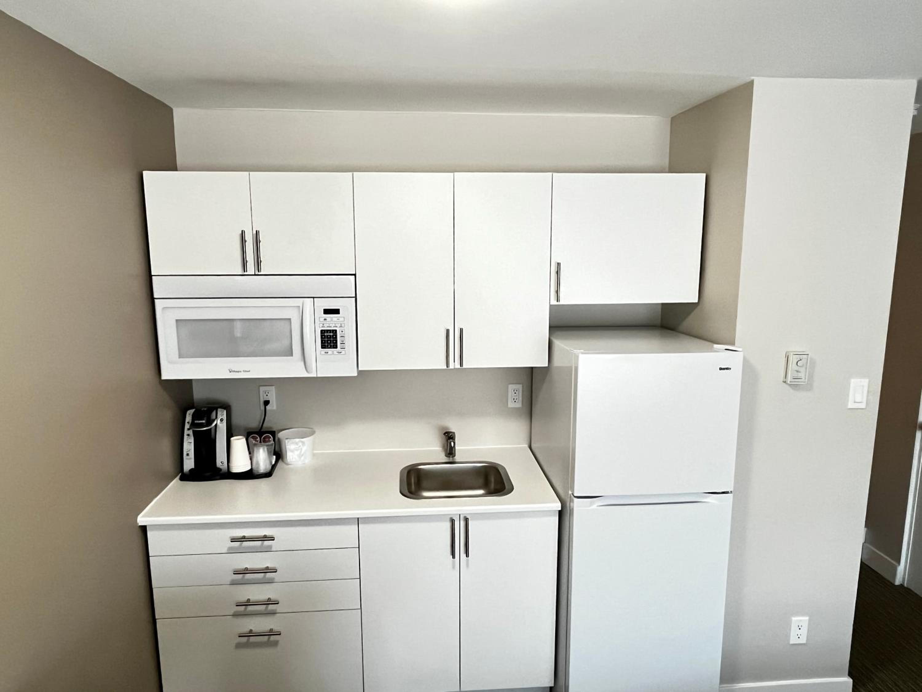 Deluxe King Suite - Photo 11
