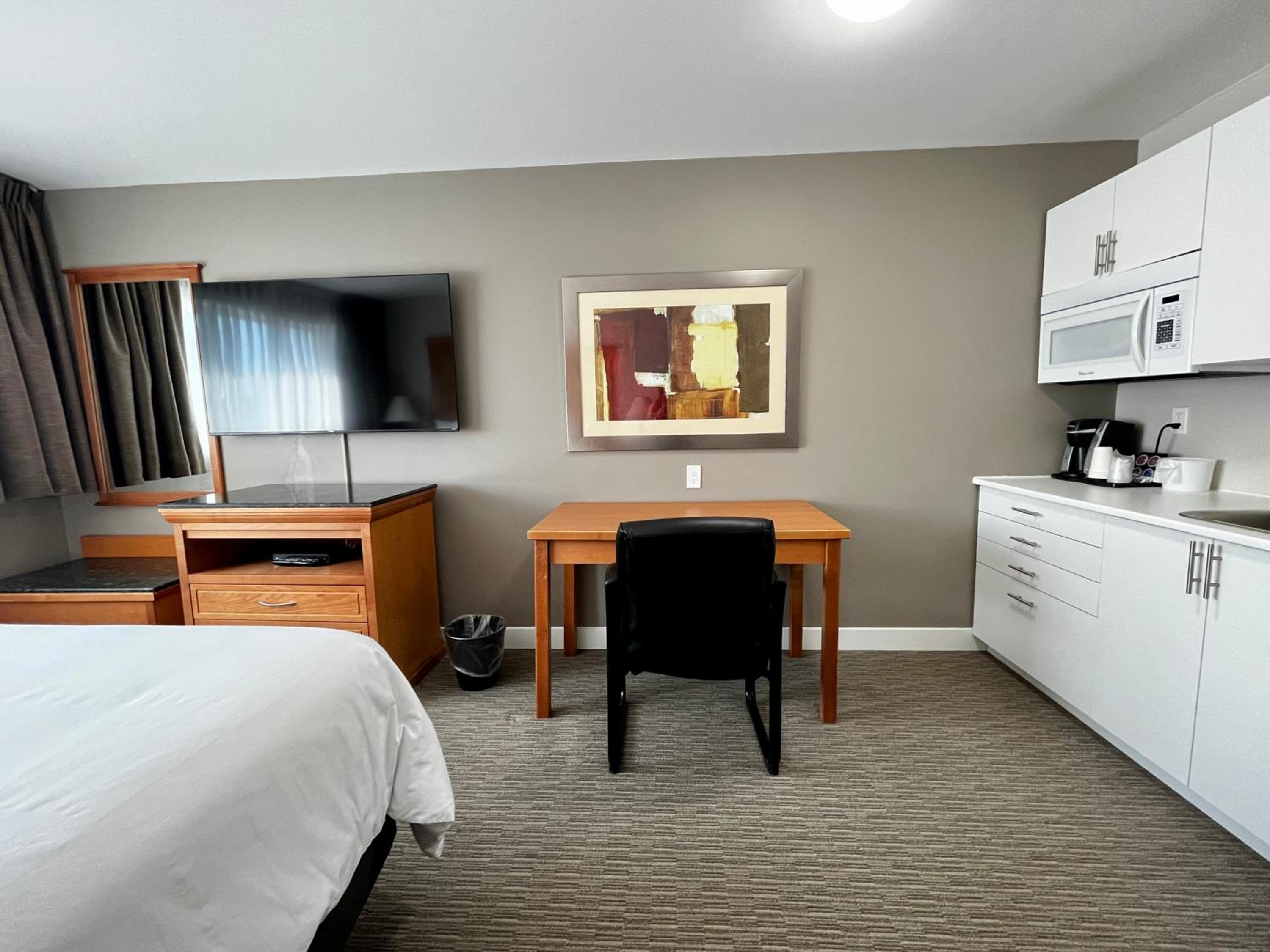 Deluxe King Suite - Photo 10
