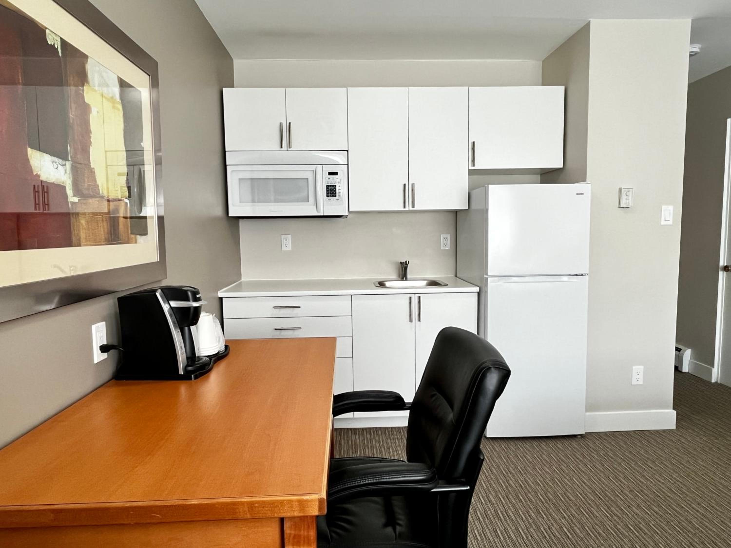 Deluxe King Suite - Photo 8