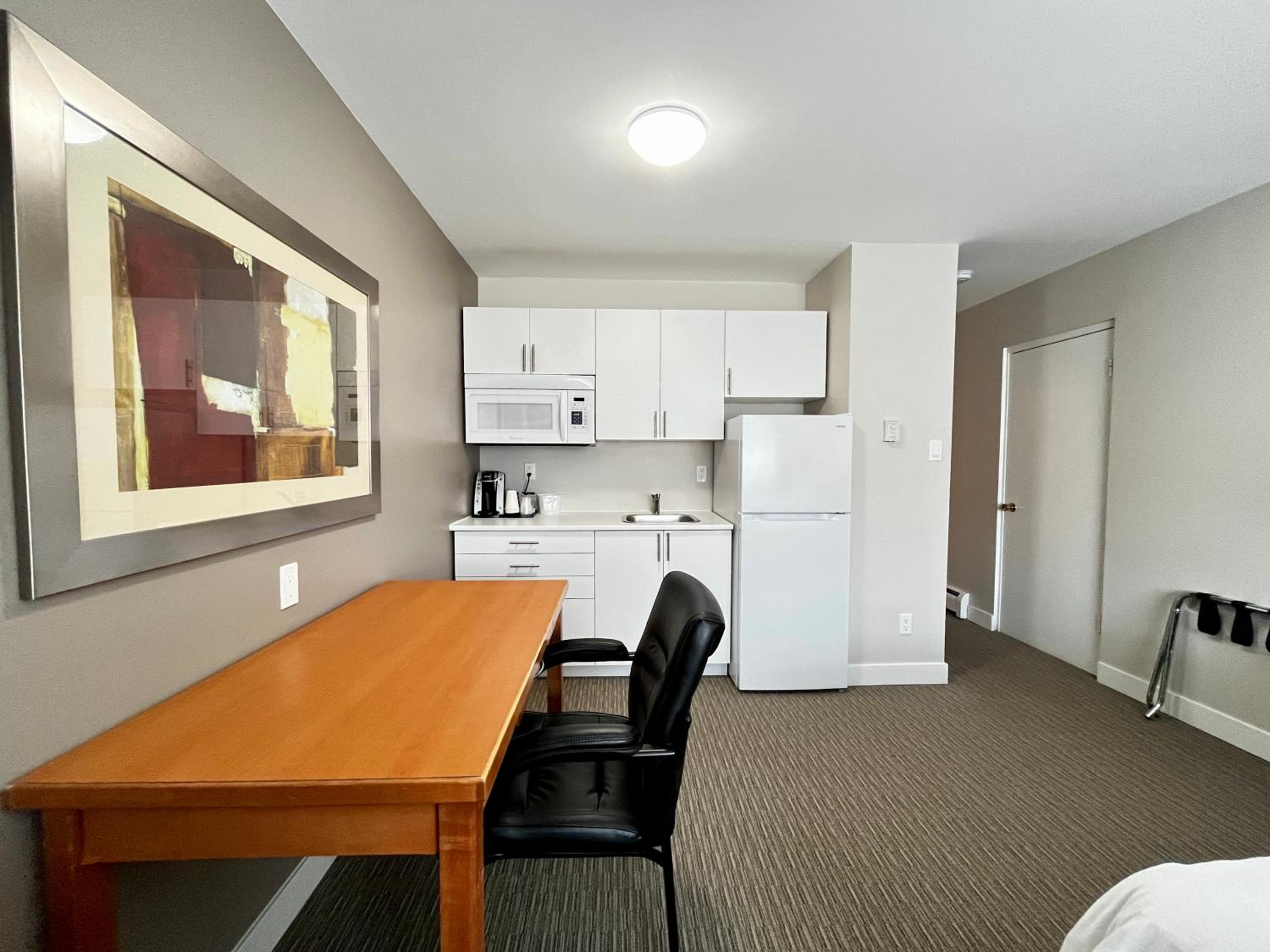 Deluxe King Suite - Photo 3