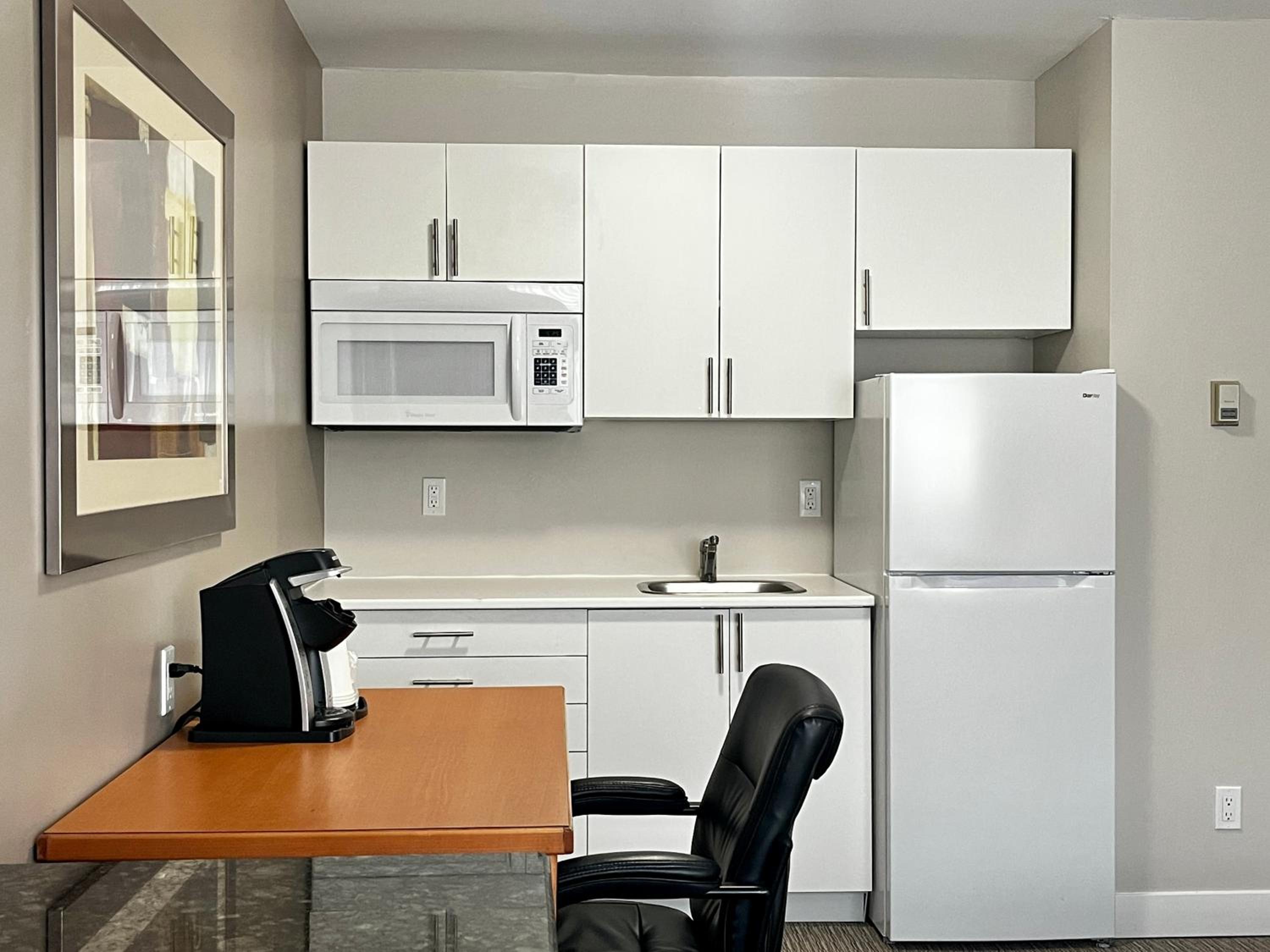 Deluxe Queen Suite - Photo 6