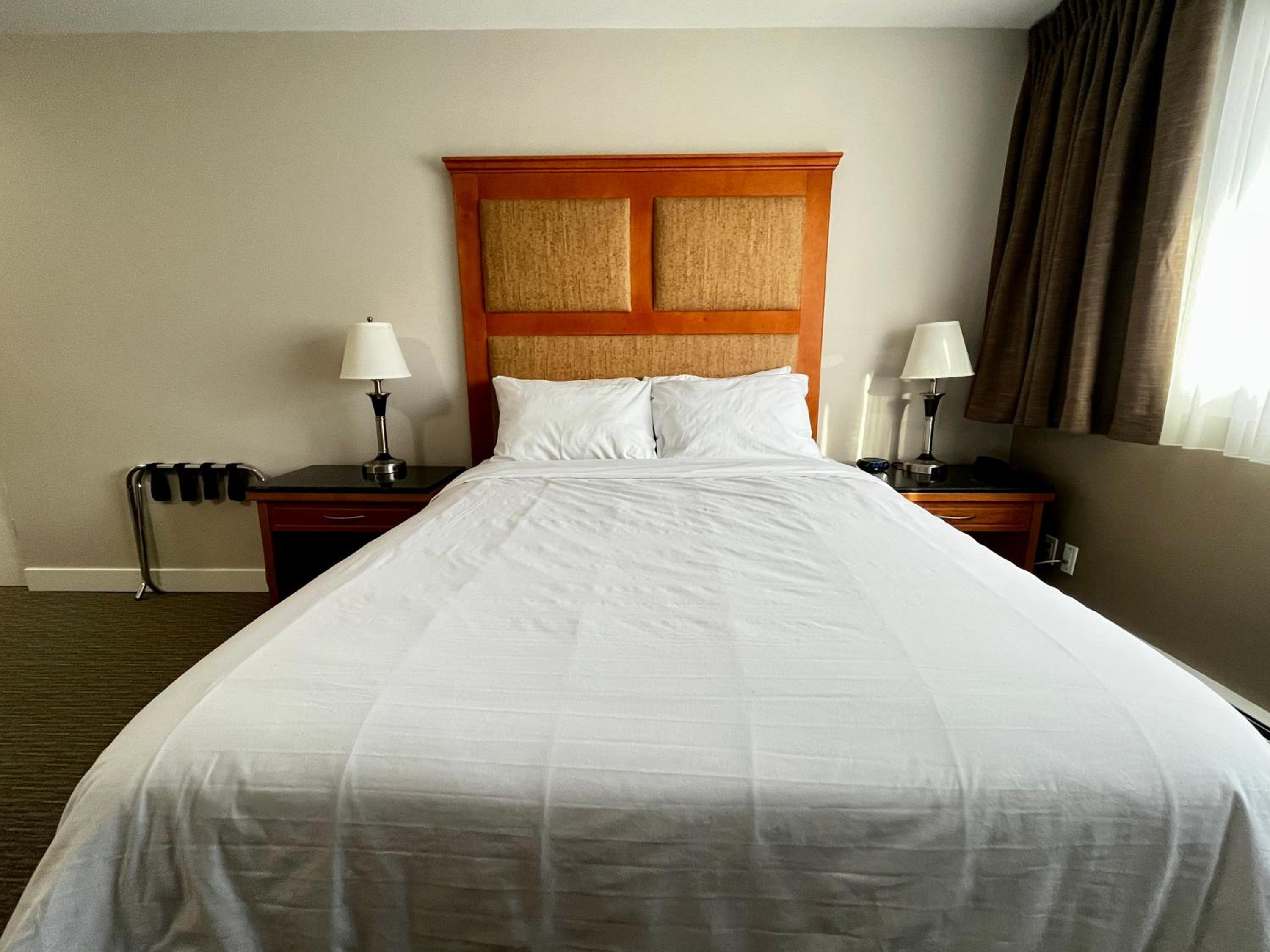 Deluxe Queen Suite - Photo 2