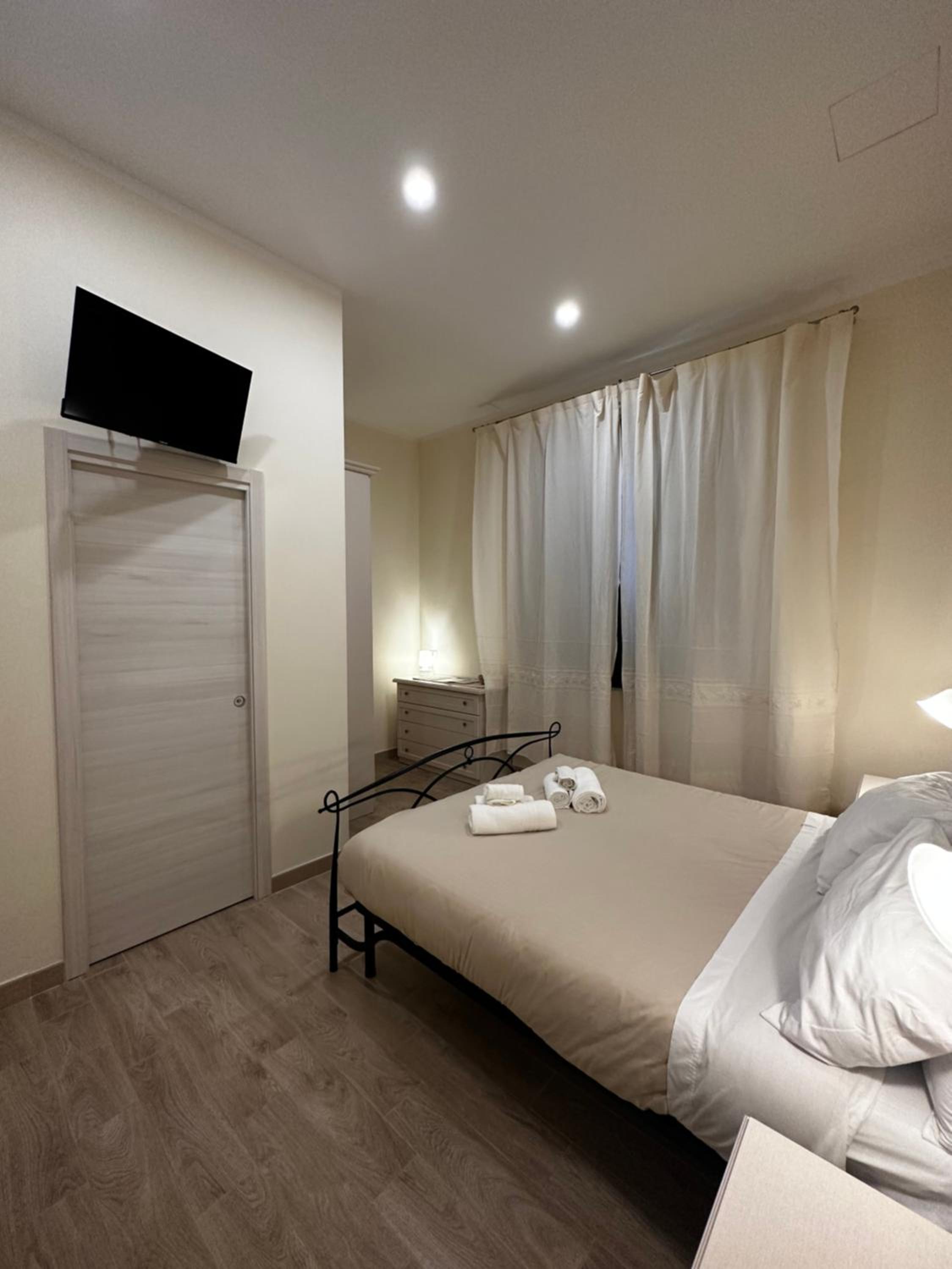 Double Room with Private Bathroom - Photo 6