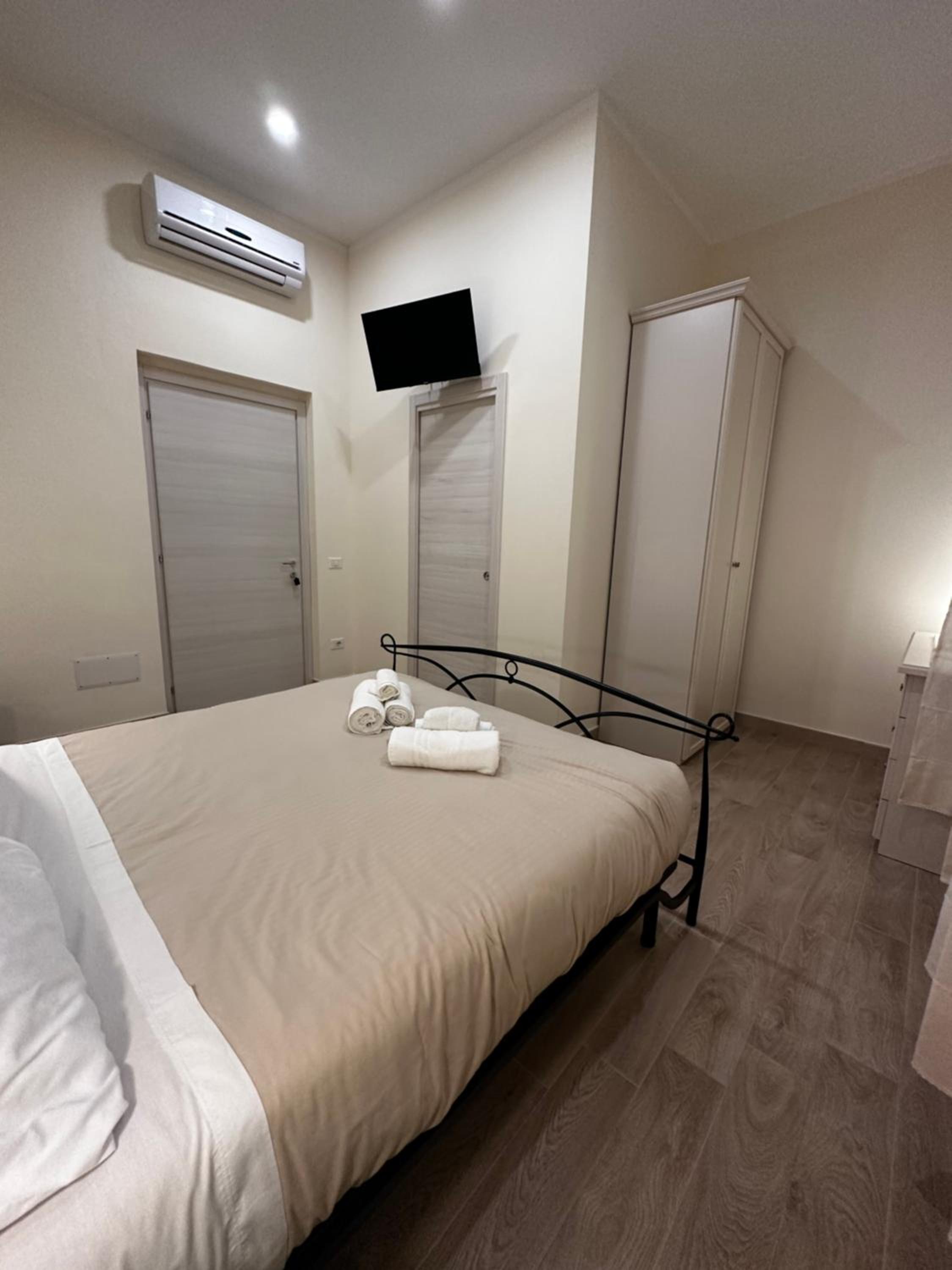 Double Room with Private Bathroom - Photo 7