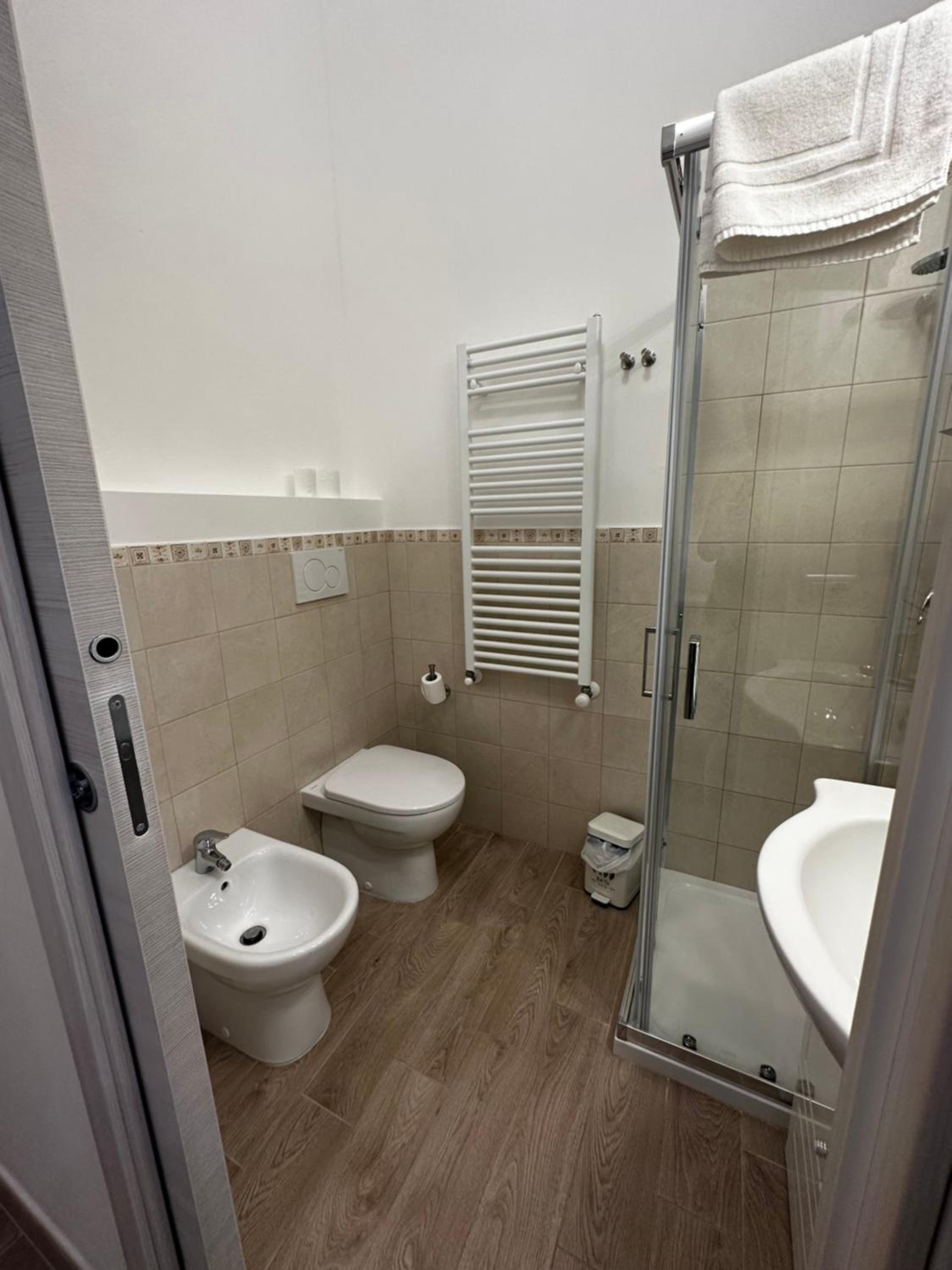Double Room with Private Bathroom - Photo 3